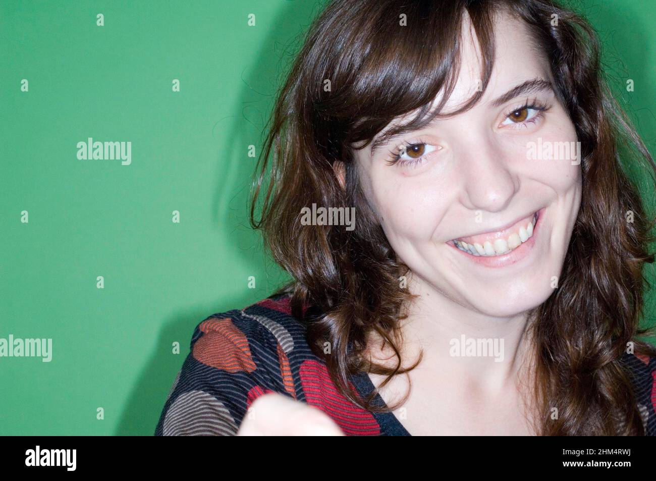 Ritratto di una donna di adulto medio sorridente, accreditamento:Fotoshot Creative / Stuart Cox / Avalon Foto Stock