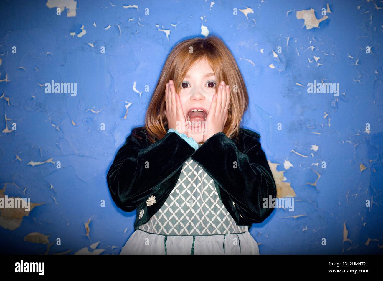 Little Girl urla, contro Blue Wall., Credit:Photoshot Creative / Stuart Cox / Avalon Foto Stock