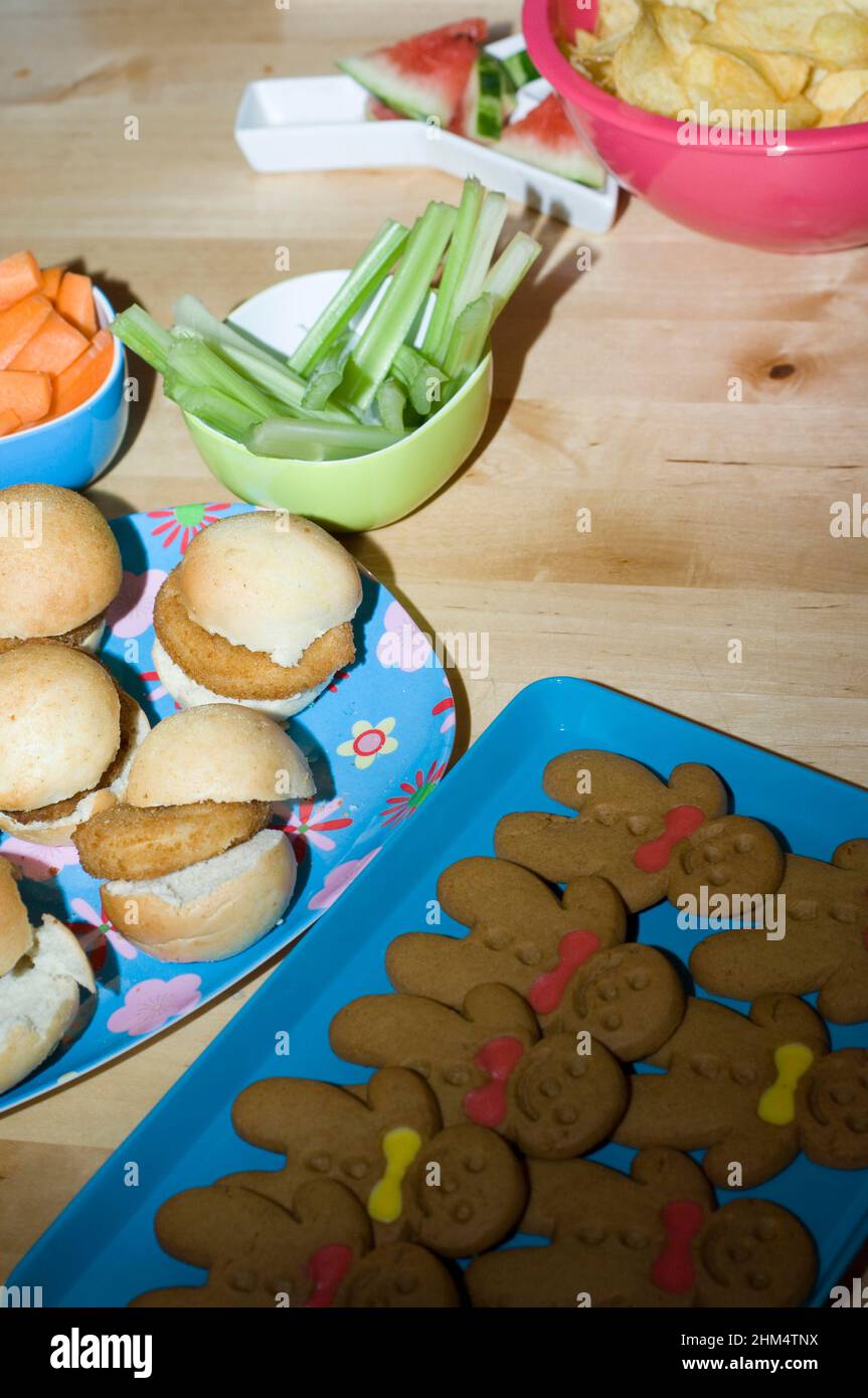 High Angle View of Gingerbread Men with Cookies and Fruits, Credit:Photography Creative / Stuart Cox / Avalon Foto Stock