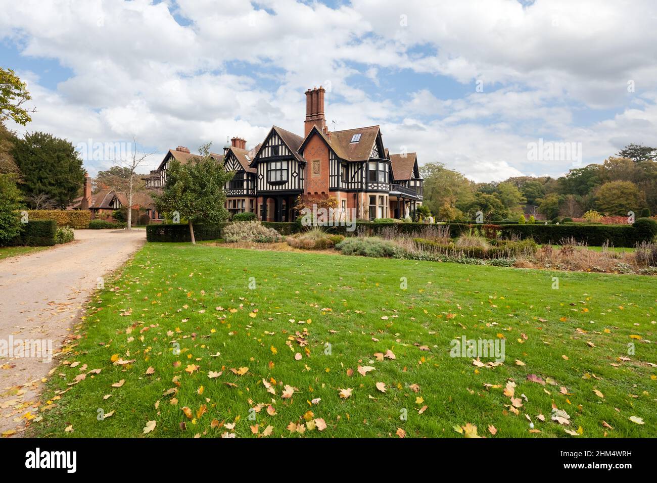 Heringswell Manor Apartments, West Suffolk - Ottobre 24 2018: Vista esterna della facciata esterna e del terreno del mock tudor edificio costruito nel 1901 per Foto Stock