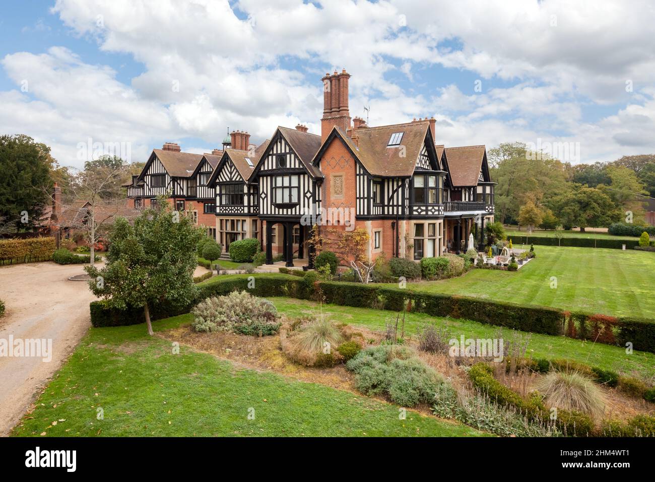 Heringswell Manor Apartments, West Suffolk - Ottobre 24 2018: Vista rialzata della facciata esterna e dei terreni del mock tudor edificio costruito nel 1901 per Foto Stock