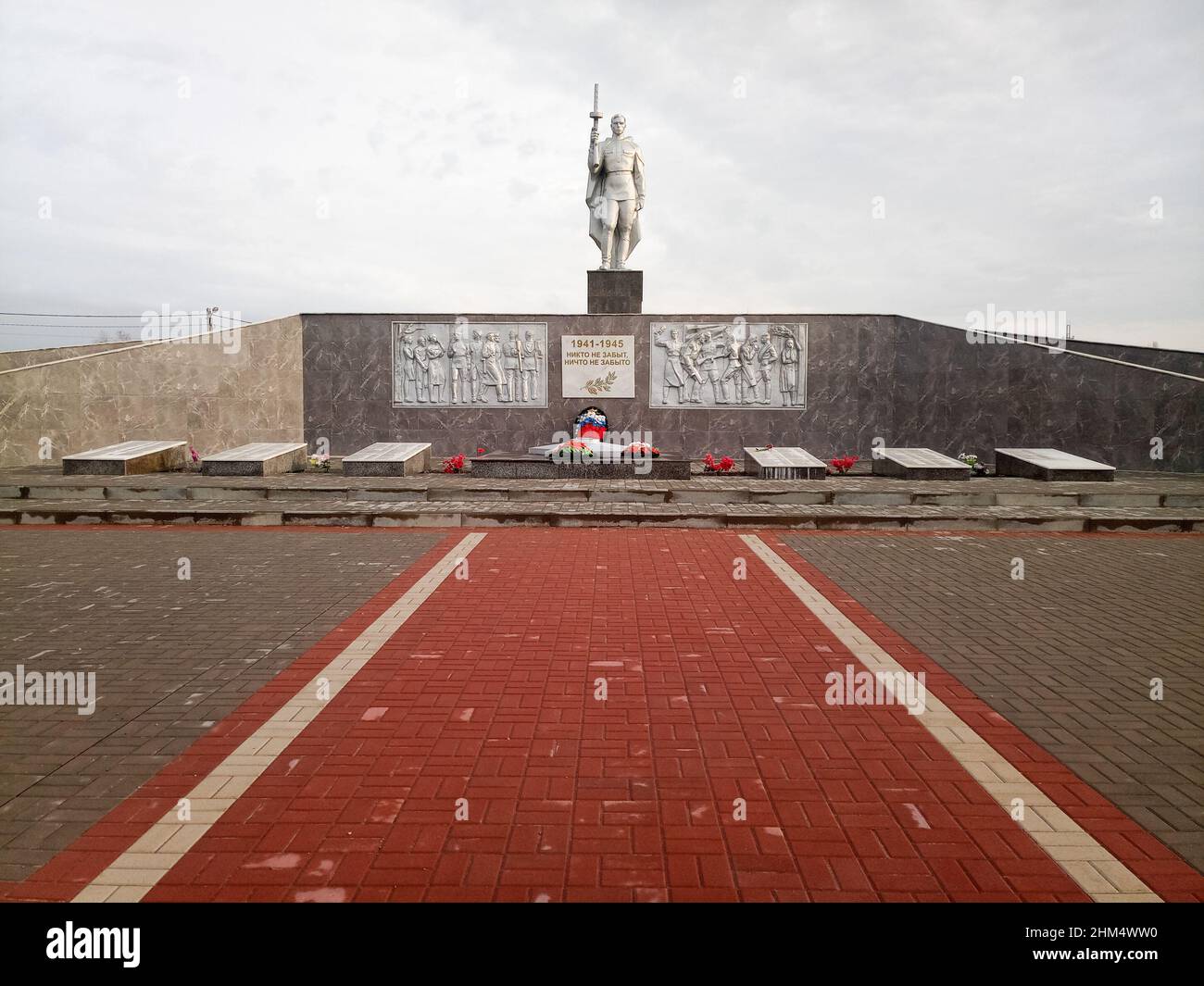 Baranikovsky, Russia - 15 dicembre 2021: Memoriale di guerra al sito della tomba di massa. Monumento ai soldati che sono morti nella seconda guerra mondiale. Foto Stock