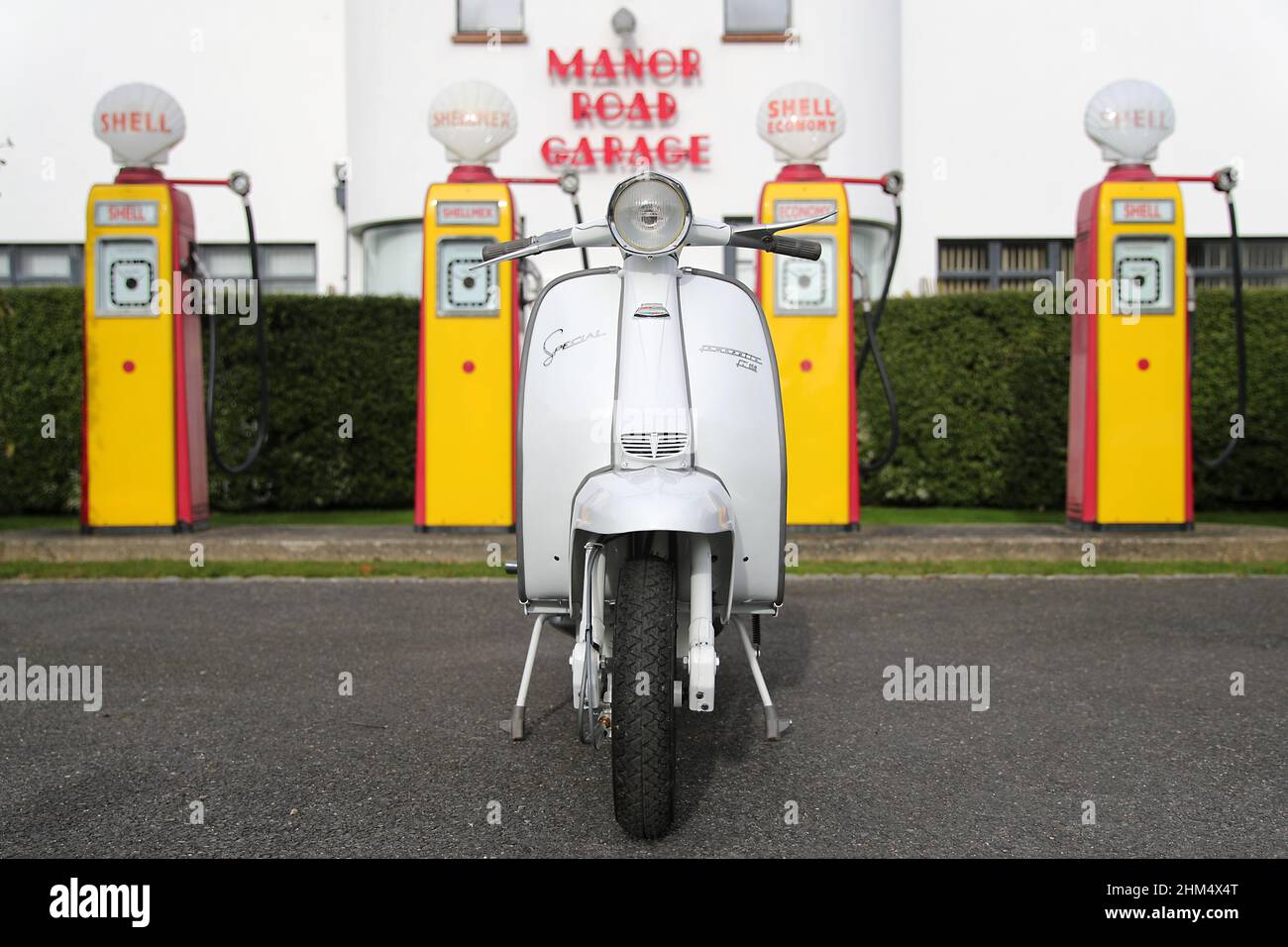 Innocenti Lambretta LI150cc Serie III scooter, modello 1964, pompe benzina retro Shell, Manor Road Garage, East Preston. Restauro standard di fabbrica. Foto Stock