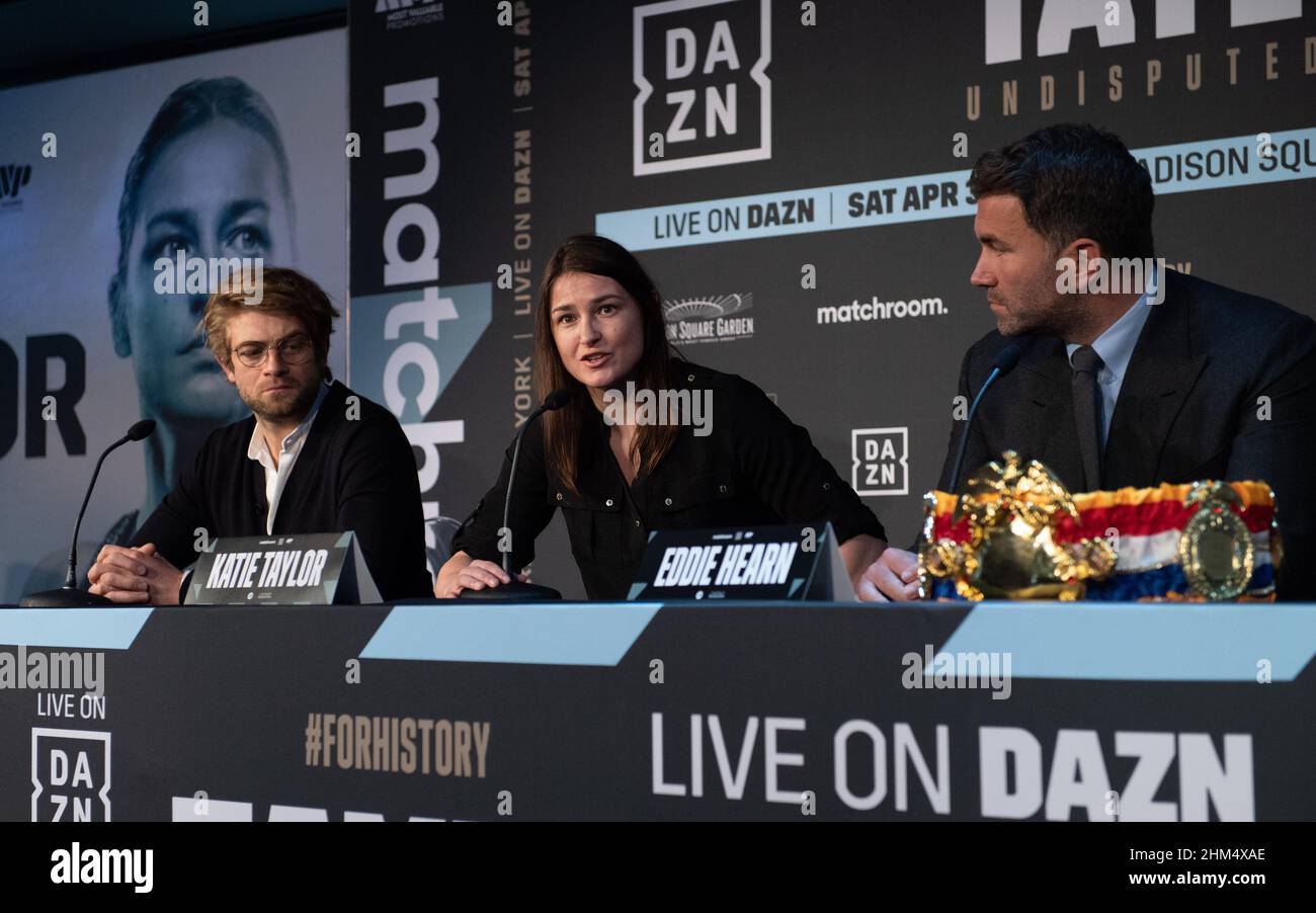 The Leadenhall Building, Regno Unito. 07th Feb 2022. Joseph Markowski EVP, DAZN, Katie Taylor ha indiscusso campione del mondo dei pesi leggeri e presidente Eddie Hearn, Matchroom Sport durante la conferenza stampa in vista della lotta di Katie Taylor contro Amanda Serrano a Madison Square Gardens nell'aprile 2022, all'Landing Forty Two, il Leadenhall Building, Inghilterra, il 7 febbraio 2022. Foto di Alan Stanford. Credit: Prime Media Images/Alamy Live News Foto Stock