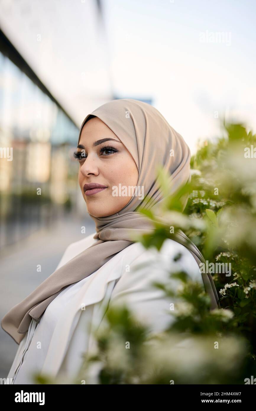 Donna sorridente che guarda lontano Foto Stock