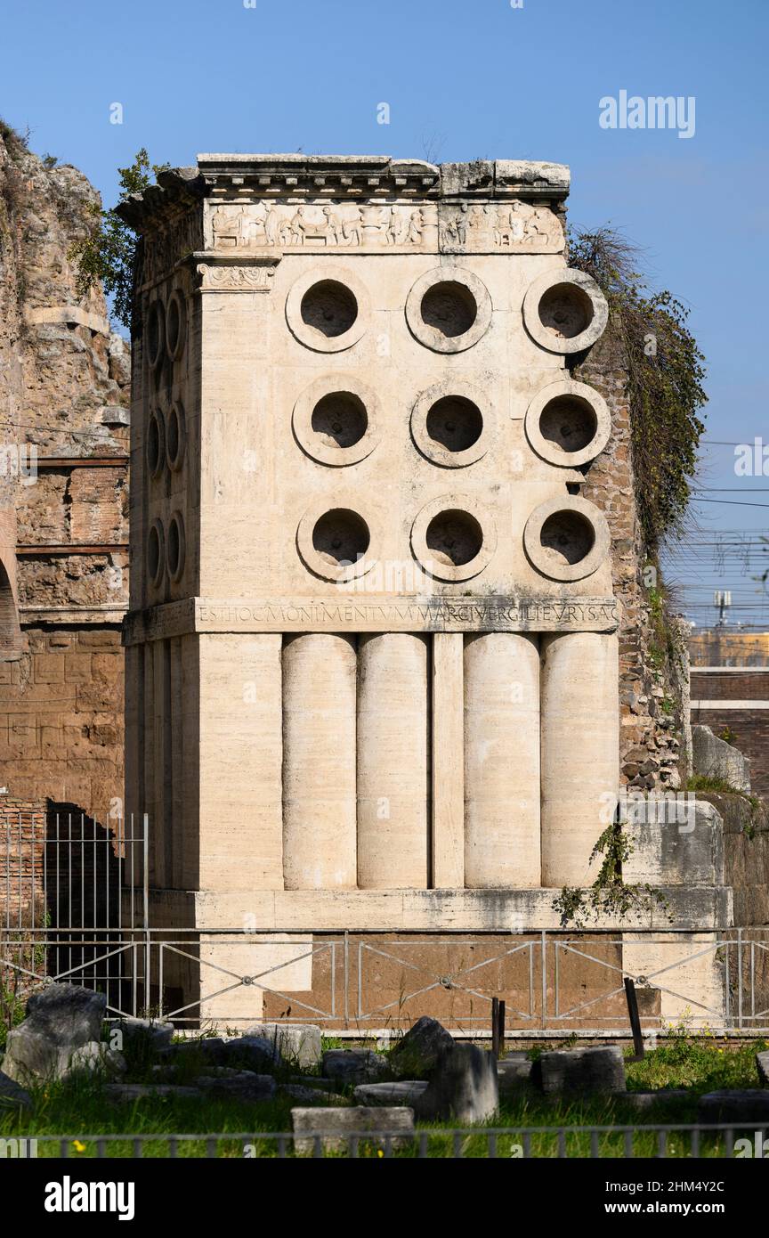 Roma. Italia. Tomba di Eurisaces il panettiere (sepolcro di Eurisace), ca. 50–20 a.C., situato appena fuori porta maggiore. Foto Stock