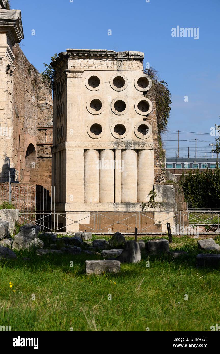 Roma. Italia. Tomba di Eurisaces il panettiere (sepolcro di Eurisace), ca. 50–20 a.C., situato appena fuori porta maggiore. Foto Stock