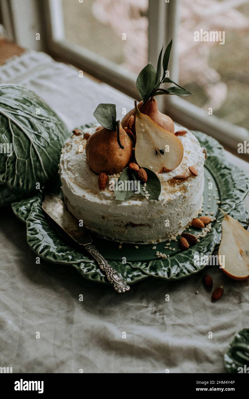 Torta decorata con pere e mandorle Foto Stock