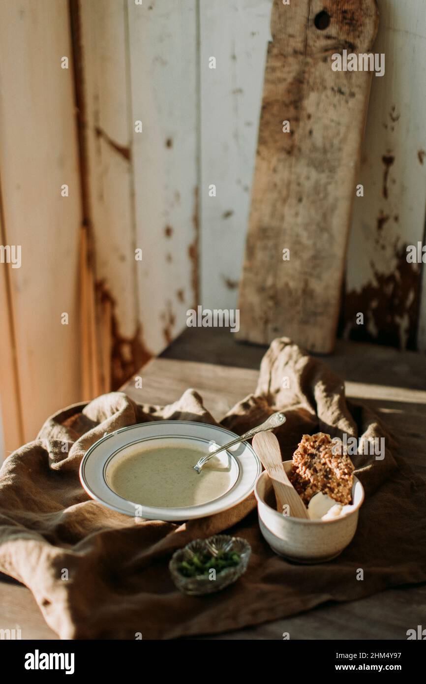 Piatto con zuppa in ambiente rustico Foto Stock