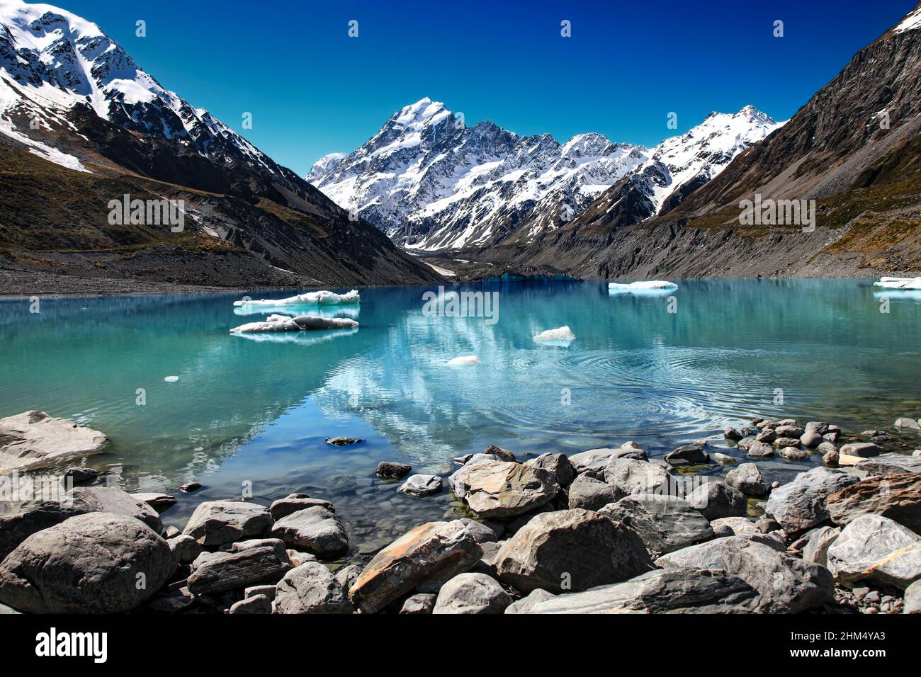 Monte Cook con il ghiacciaio Hooker e rompere gli iceberg nel lago Hooker: Panorama di montagna delle Alpi del Sud sull'Isola Sud della Nuova Zelanda. Foto Stock