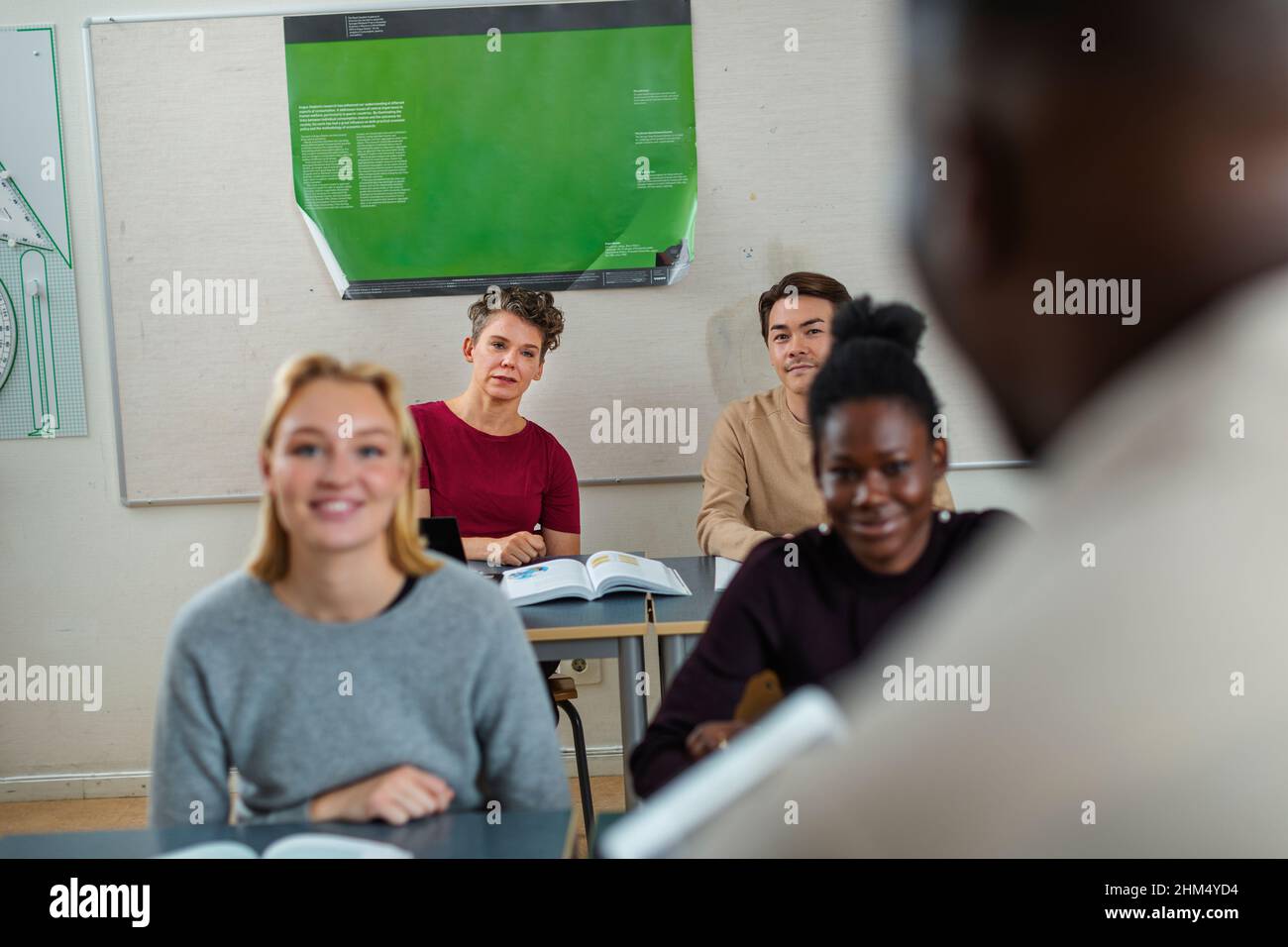Studenti che imparano in classe Foto Stock