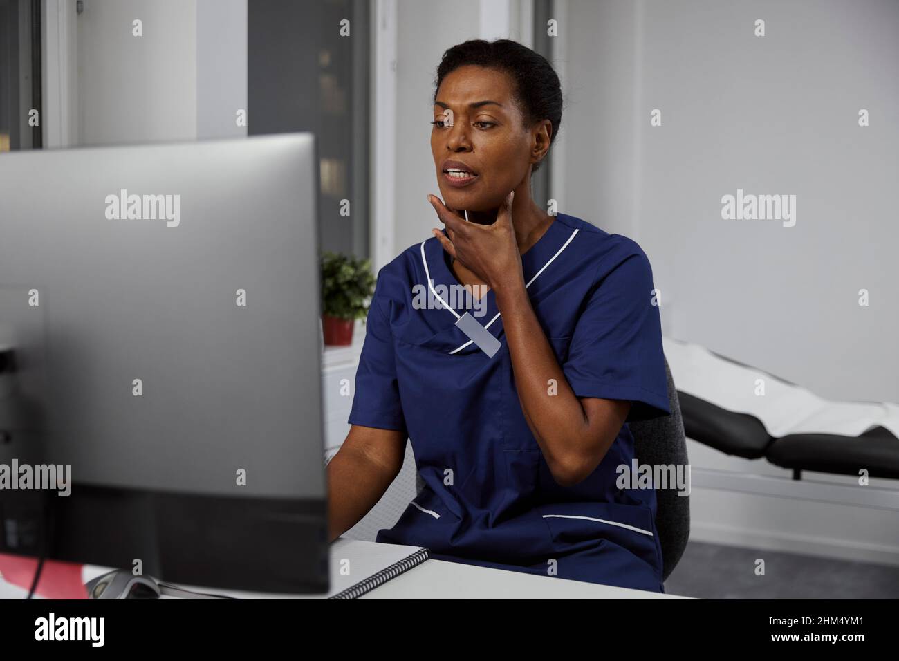 Medico femminile che ha una consultazione online sul computer Foto Stock
