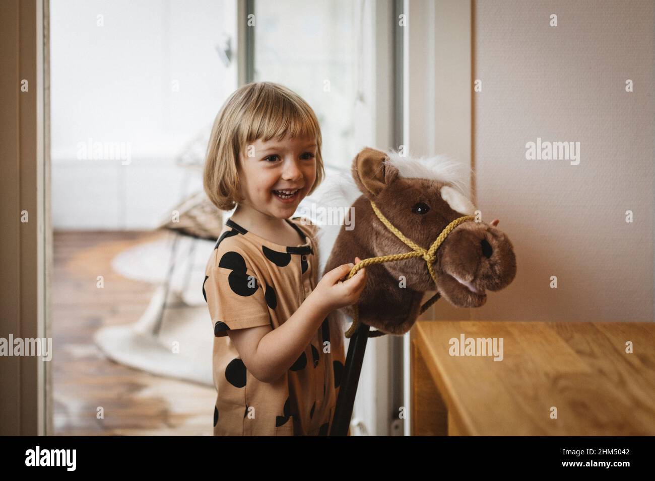 Ragazza sorridente con pony giocattolo Foto Stock