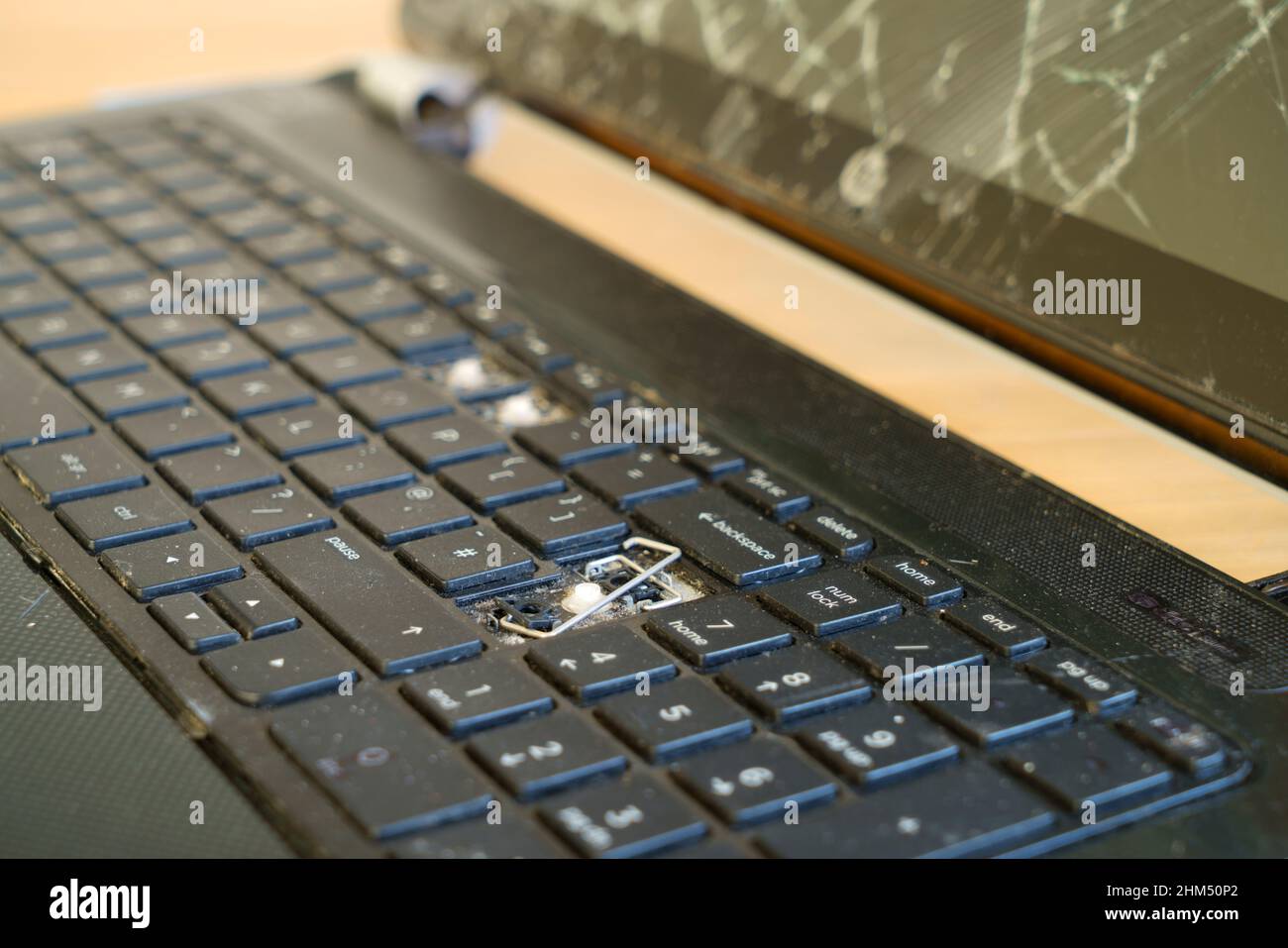Un primo piano di una tastiera del computer rotta. Foto Stock