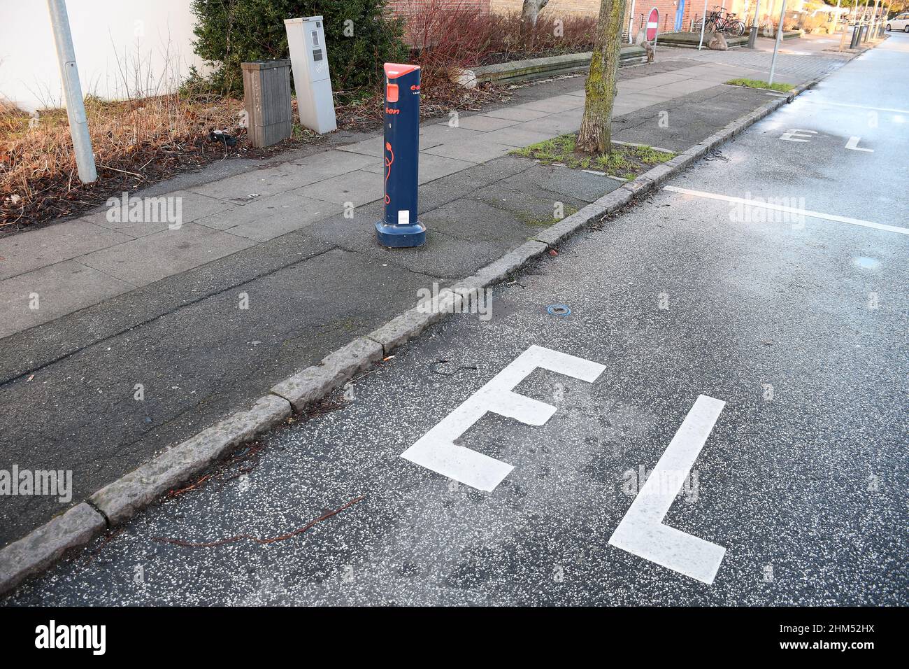 Copenaghen/Danimarca./07 Febbraio 2022/.punto di ricarica e-on per auto elettriche a Kastrup Copenhagen Danimarca (Photo..Francis Joseph Dean/Dean Pictures) Foto Stock