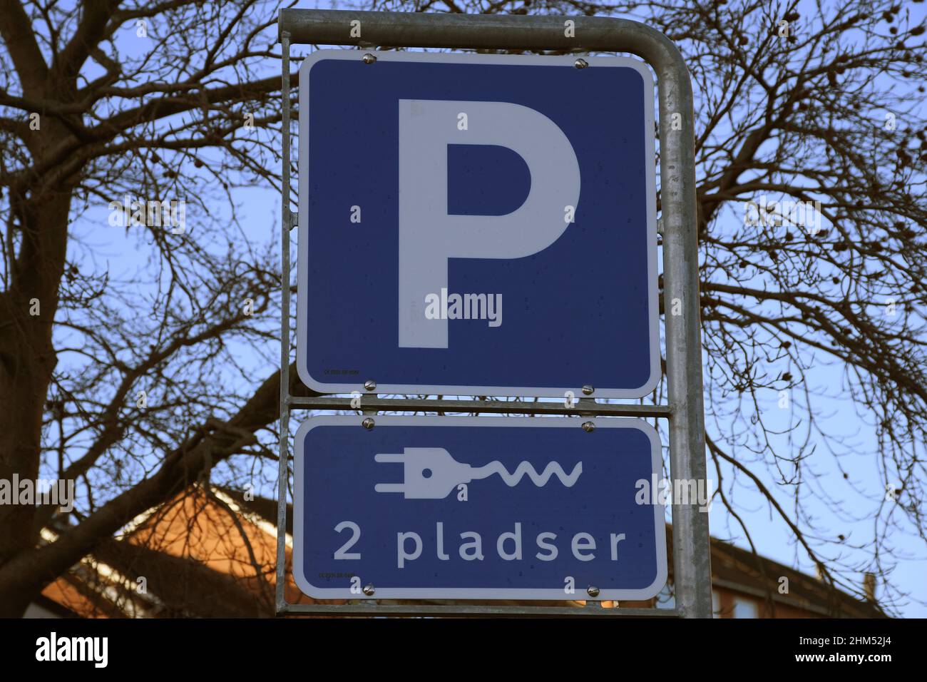 Copenaghen/Danimarca./07 Febbraio 2022/.punto di ricarica e-on per auto elettriche a Kastrup Copenhagen Danimarca (Photo..Francis Joseph Dean/Dean Pictures) Foto Stock