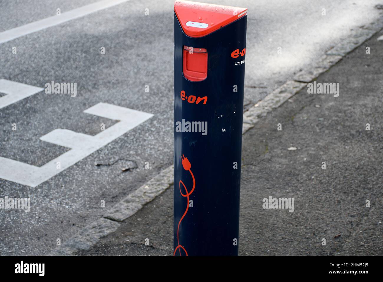 Copenaghen/Danimarca./07 Febbraio 2022/.punto di ricarica e-on per auto elettriche a Kastrup Copenhagen Danimarca (Photo..Francis Joseph Dean/Dean Pictures) Foto Stock