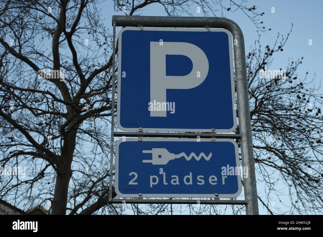 Copenaghen/Danimarca./07 Febbraio 2022/.punto di ricarica e-on per auto elettriche a Kastrup Copenhagen Danimarca (Photo..Francis Joseph Dean/Dean Pictures) Foto Stock