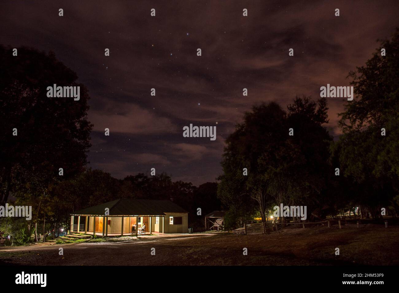 Edificio alleggerito con cielo stellato nel Parco Nazionale El Palmar, Entre Ríos, Argentina Foto Stock