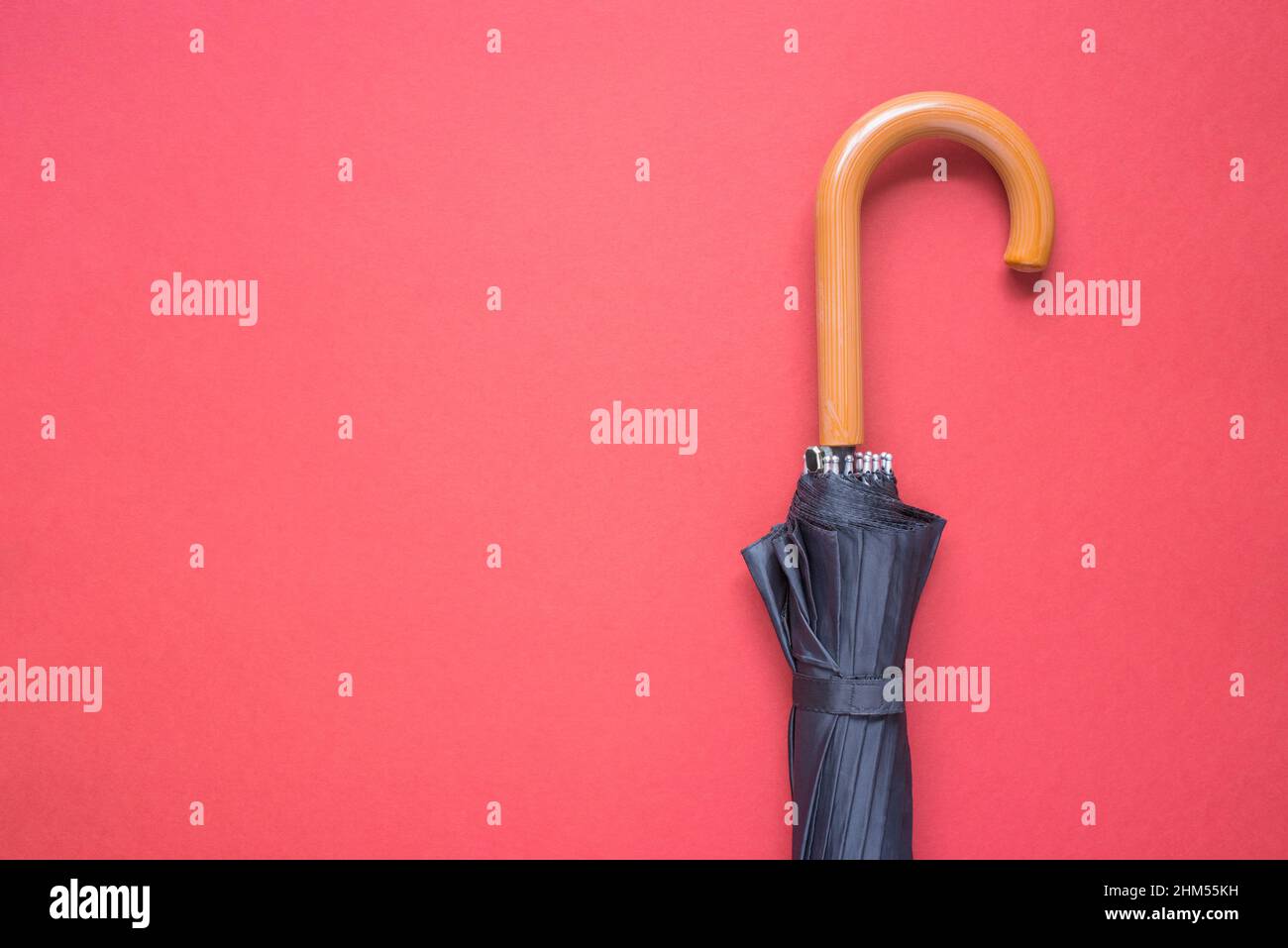 Ombrello chiuso su sfondo brillante con spazio per la copia Foto Stock