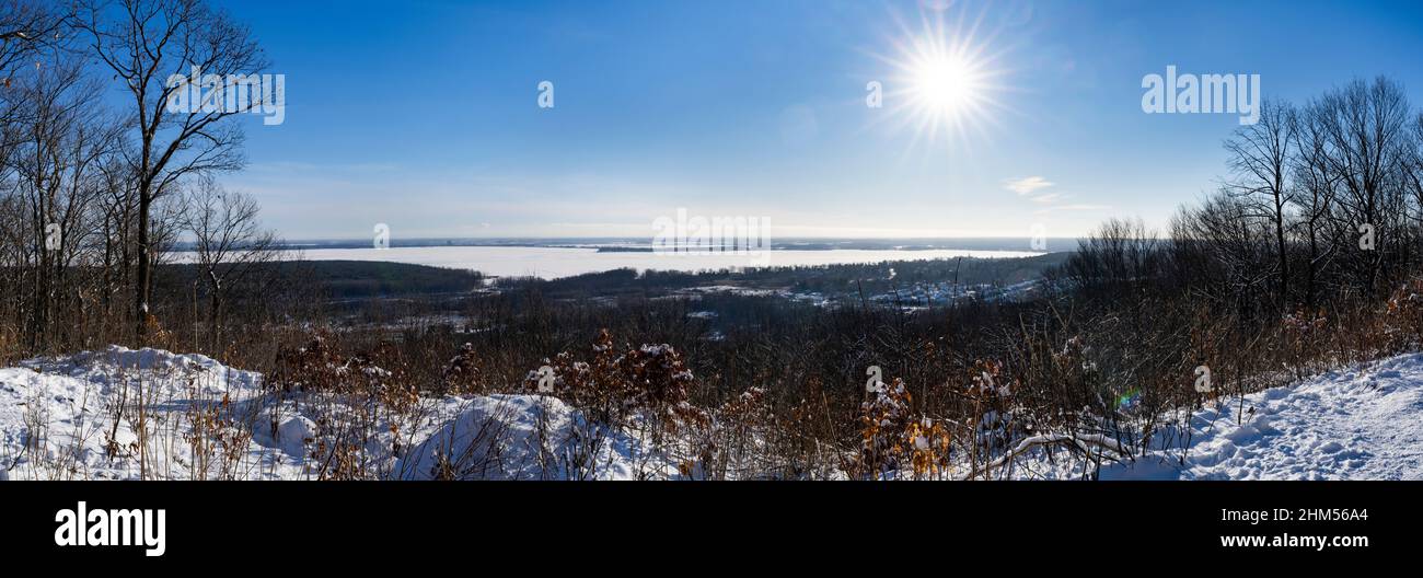 Vista panoramica del Lac des Deux Montagnes durante una bella giornata di sole invernale in Quebec, Canada Foto Stock
