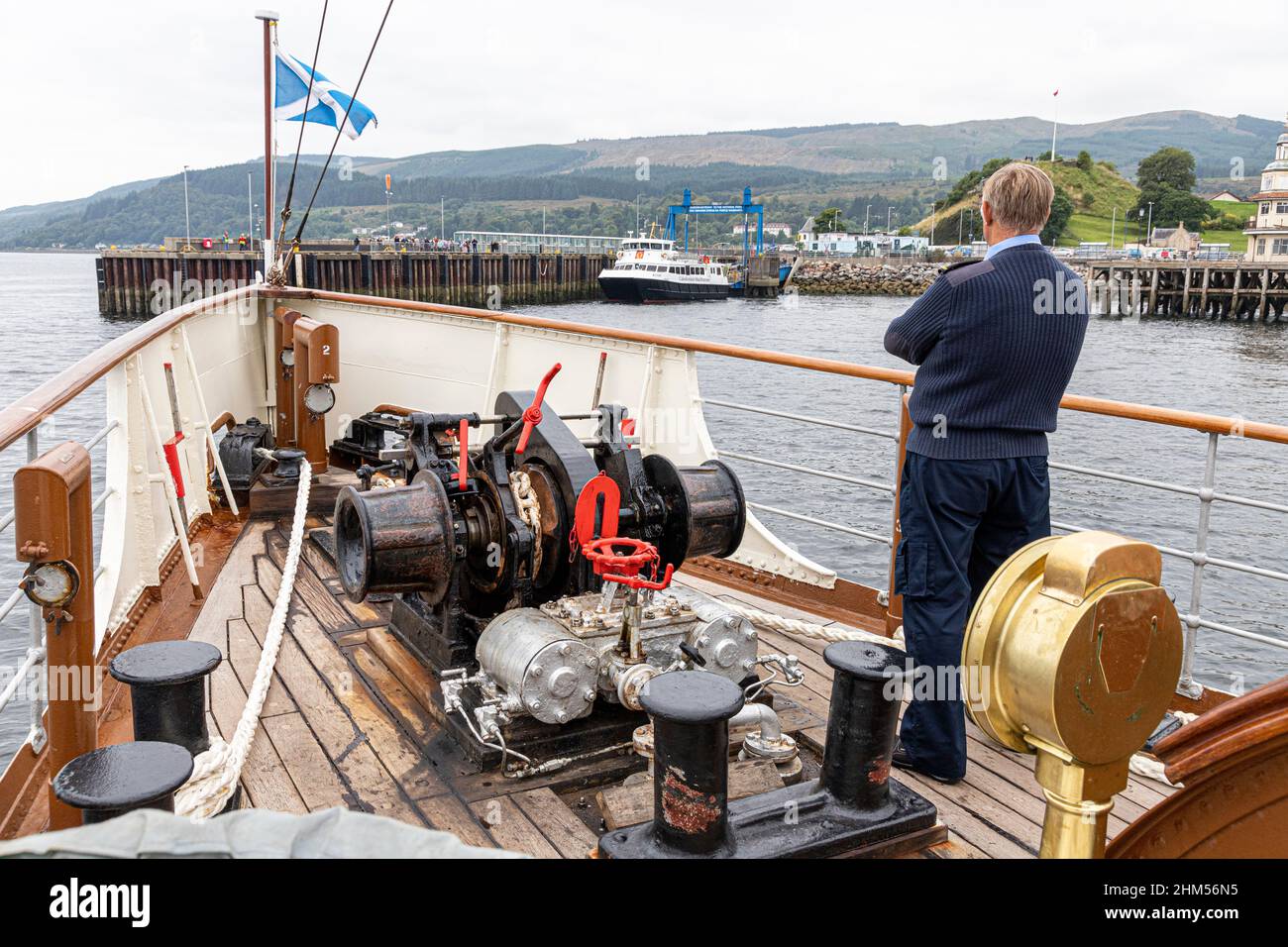 Un ufficiale della PS Waveley supervisiona l'approccio al molo a Dunoon, Argyll & Bute, Scozia Regno Unito Foto Stock