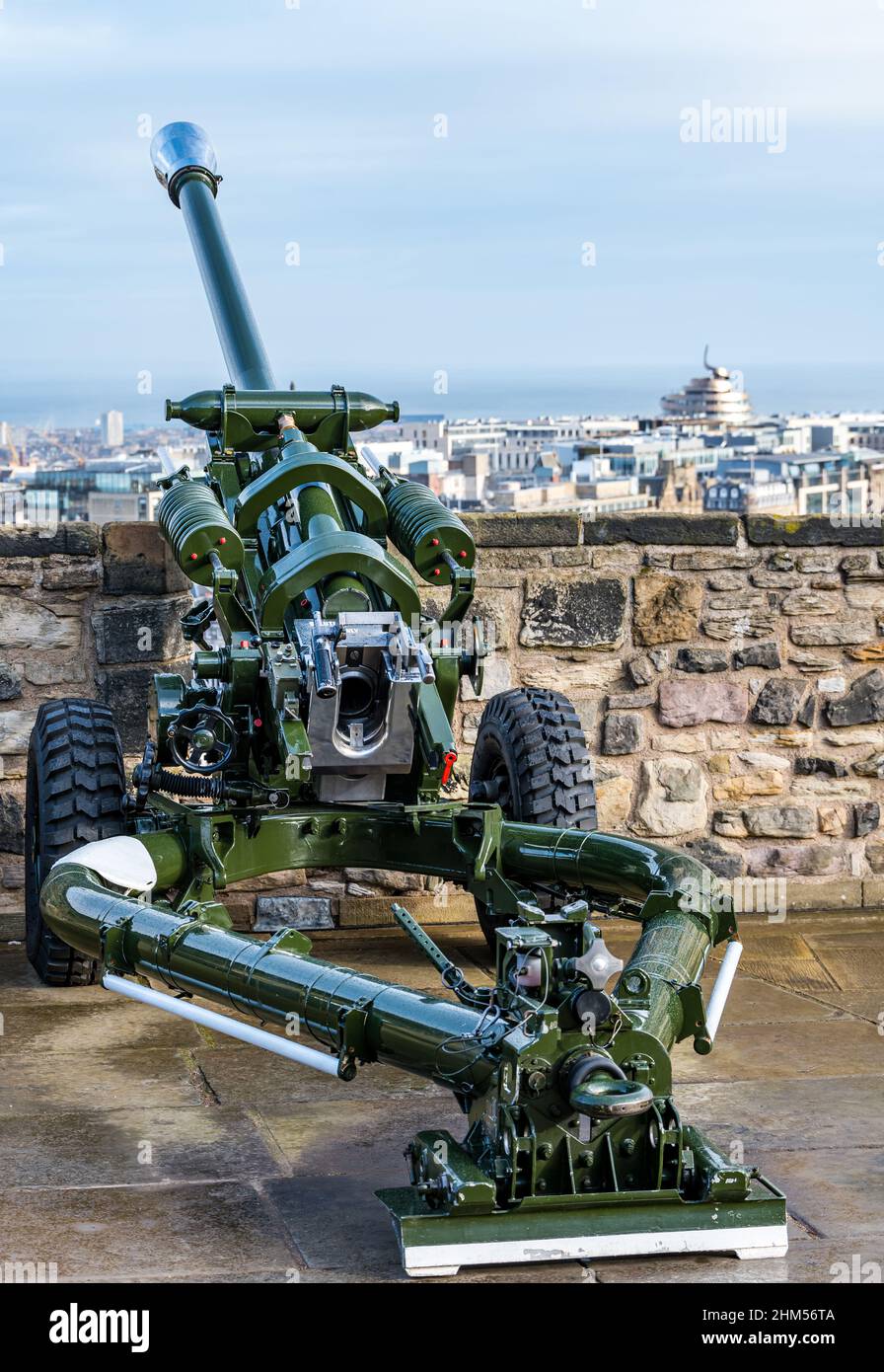 L118 pistola leggera di artiglieria su bastioni del Castello di Edimburgo che si affacciano sul centro della città, Scozia, Regno Unito Foto Stock