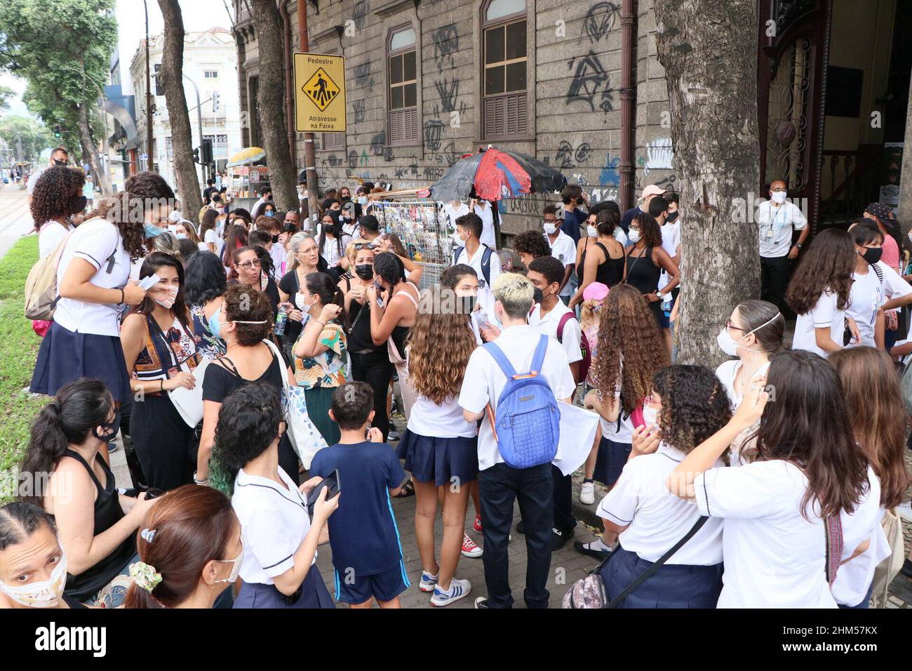 Rio de Janeiro, Rio de Janeiro, Brasile. 7th Feb 2022. (INT) i genitori del Collegio Pedro II protestano per il ritorno delle classi di persona. 7 febbraio 2022, Rio de Janeiro, Brasile: I genitori degli studenti al Pedro II collegio protestano per il ritorno delle classi di persona . Le attività sono state riprese in formato ibrido dopo che la direzione già decisa, l'ultimo giorno 2, per mantenere il formato ibrido.si lamentano che, in pratica, il semestre della scuola rimarrà remoto e protestano e chiedono una classe di persona. Credit: Jose Lucena /Thenews2 (Credit Image: © Jose Lucena/TheNEWS2 via ZUMA Pres Foto Stock