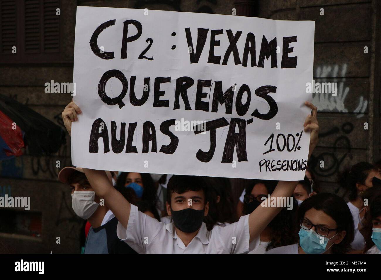 Rio de Janeiro, Rio de Janeiro, Brasile. 7th Feb 2022. (INT) i genitori del Collegio Pedro II protestano per il ritorno delle classi di persona. 7 febbraio 2022, Rio de Janeiro, Brasile: I genitori degli studenti al Pedro II collegio protestano per il ritorno delle classi di persona . Le attività sono state riprese in formato ibrido dopo che la direzione già decisa, l'ultimo giorno 2, per mantenere il formato ibrido.si lamentano che, in pratica, il semestre della scuola rimarrà remoto e protestano e chiedono una classe di persona. Credit: Jose Lucena /Thenews2 (Credit Image: © Jose Lucena/TheNEWS2 via ZUMA Pres Foto Stock