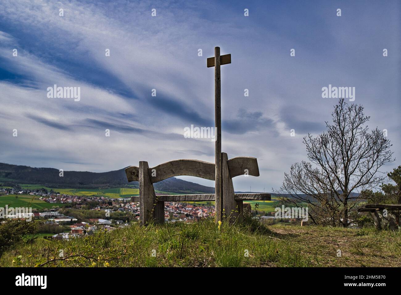 panca in legno sulla cima di una collina rilassante scena Foto Stock