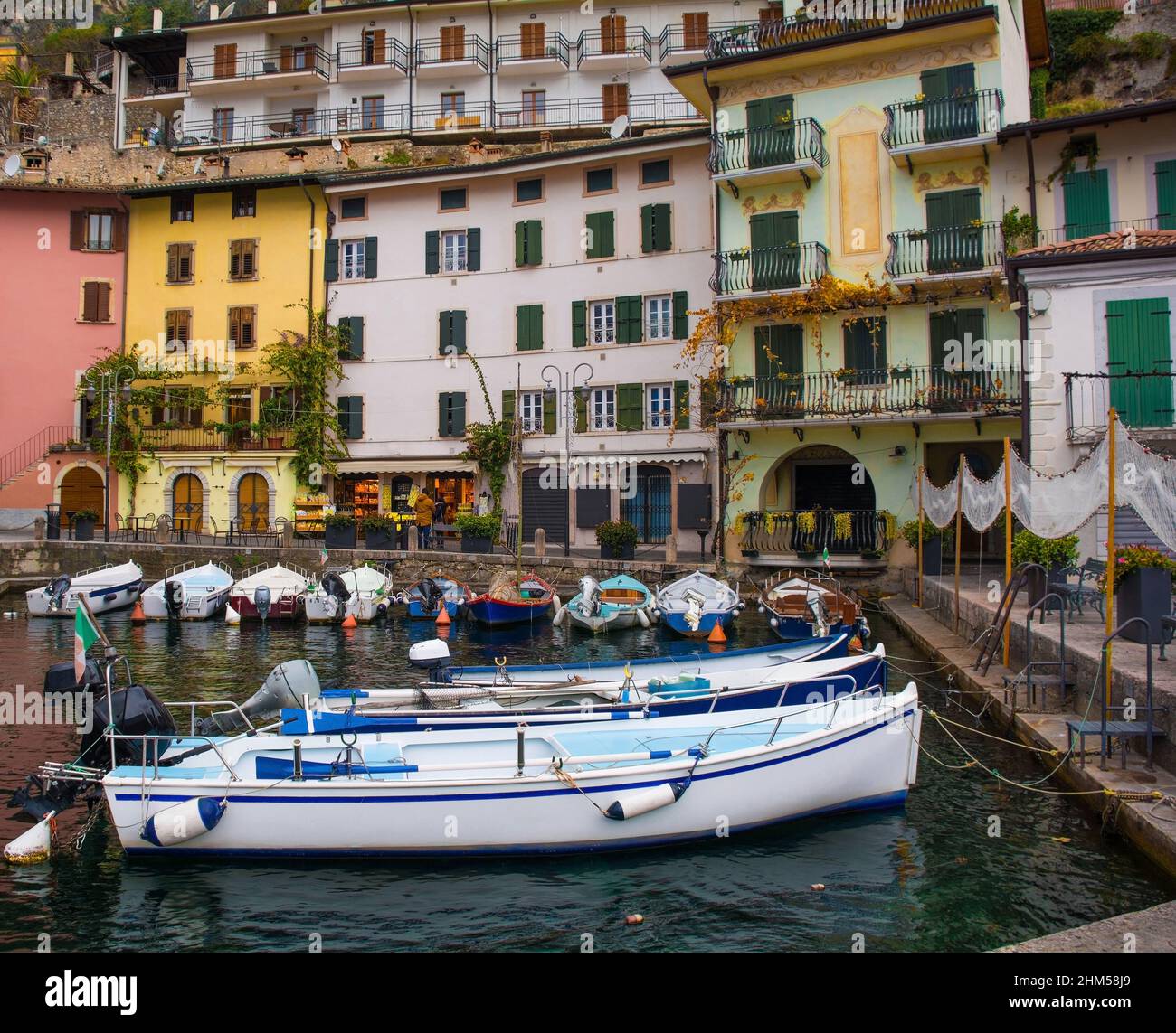 Il lungomare della città italiana di Limone sul Garda sulla sponda nord-orientale del Lago di Garda in Lombardia Foto Stock