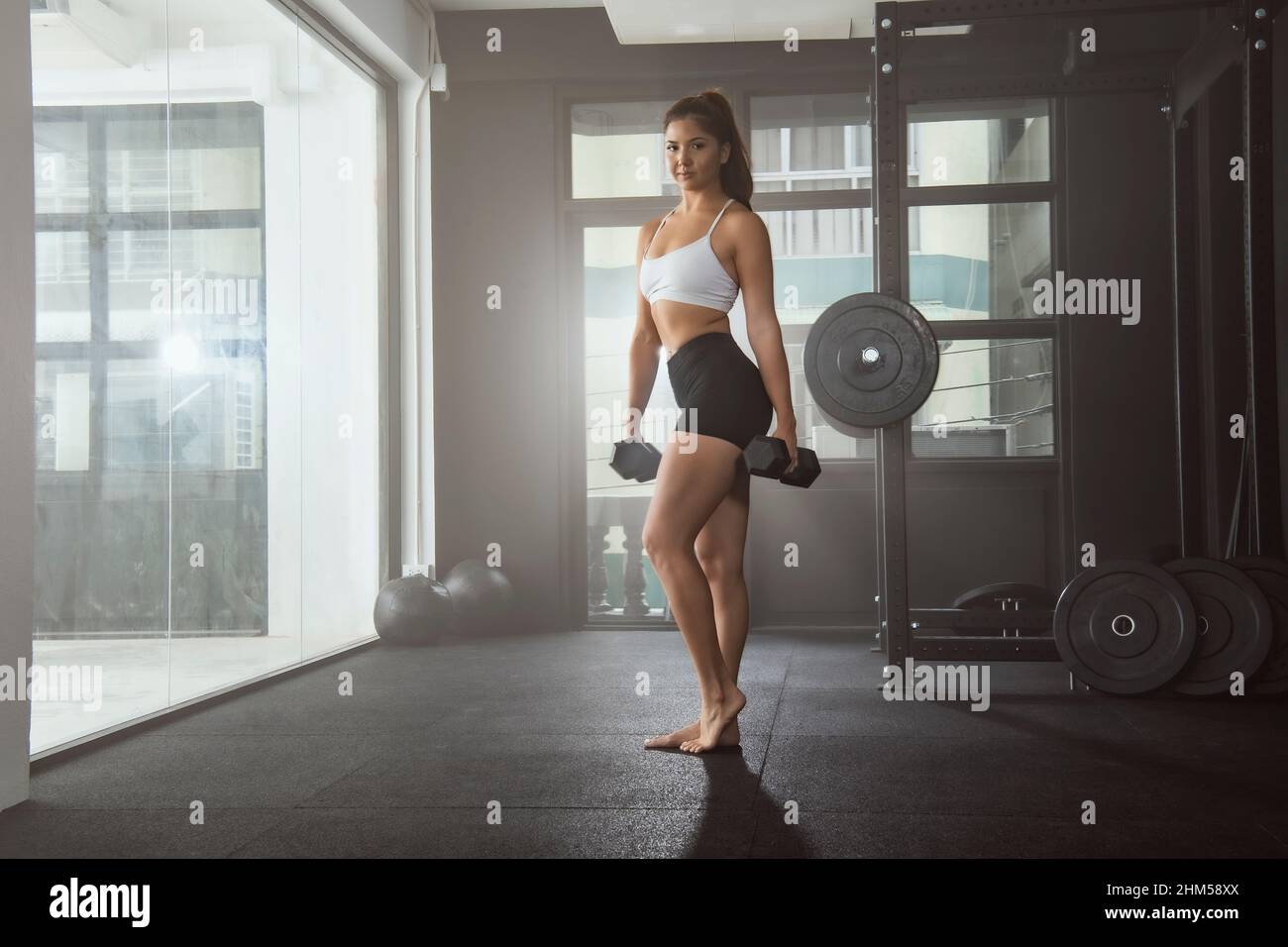 Giovani donne che si allenano a piedi nudi in palestra a Bangkok Foto Stock