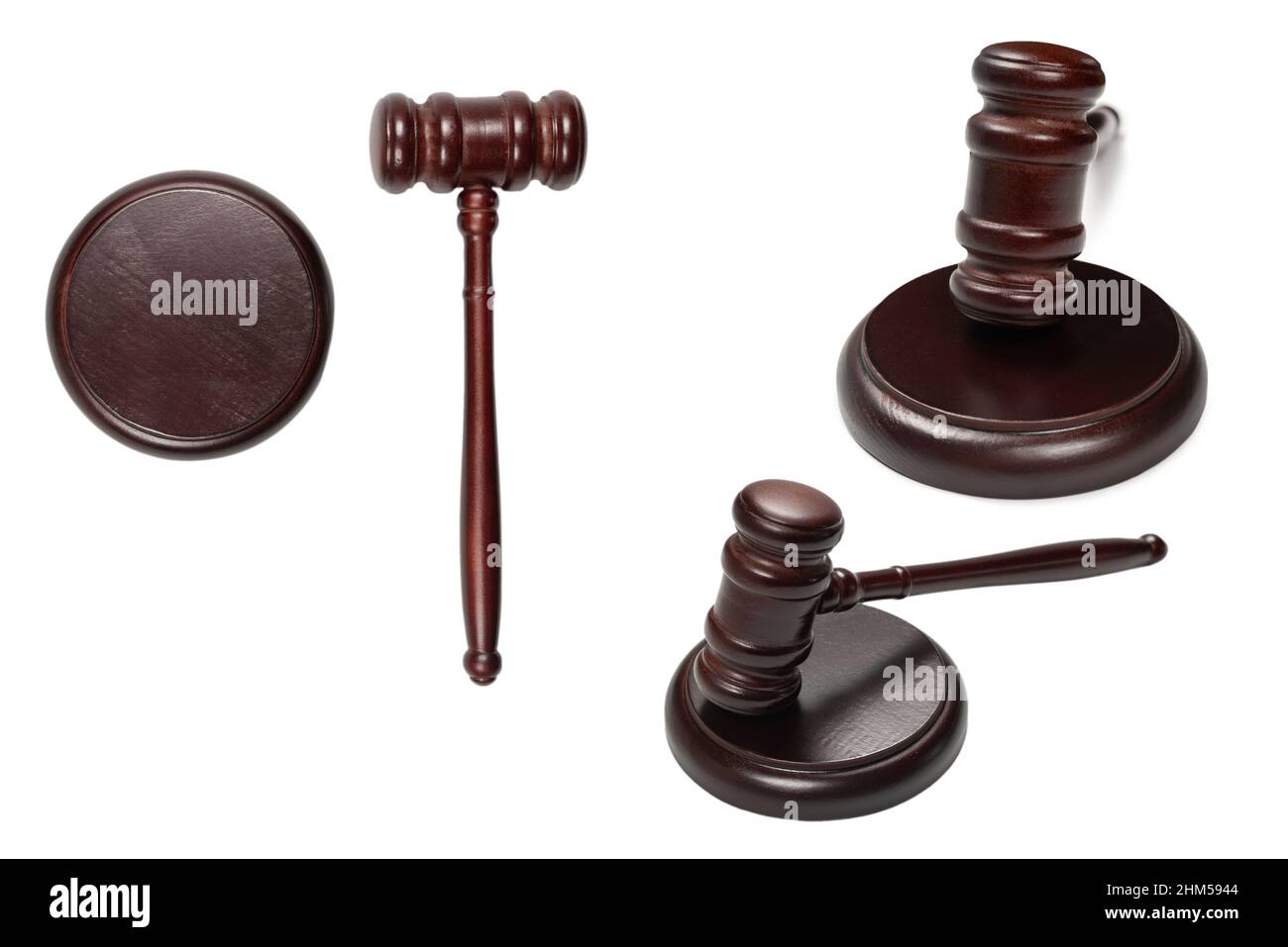 Gavel giudice in legno e tavola sonora isolato su sfondo bianco. Giustizia del sistema di diritto concettuale. Foto Stock