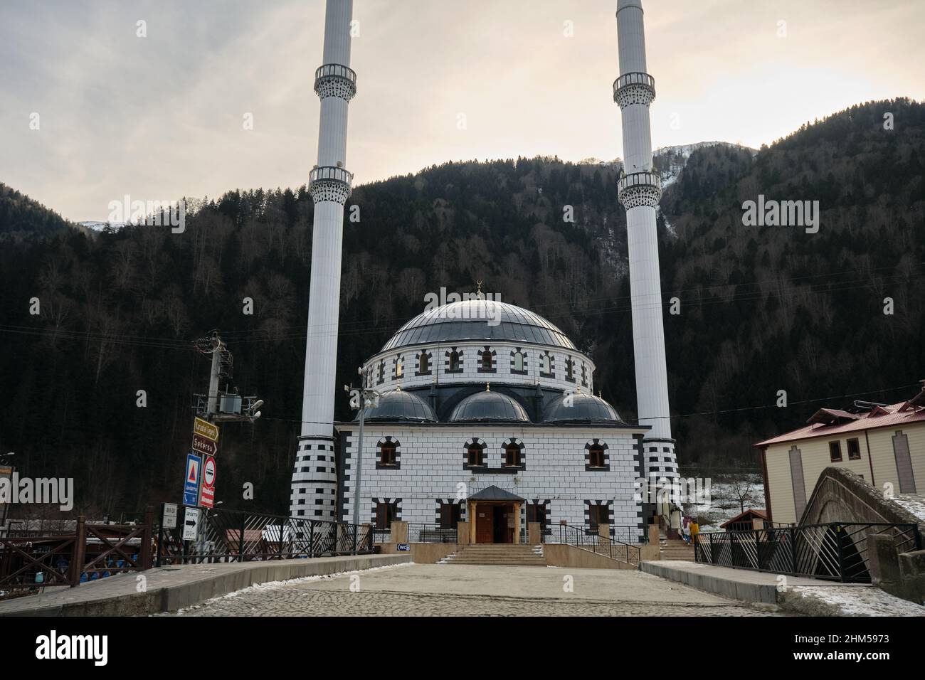Moschea ad angolo basso, moschea antica e coperta di mosaico e minareto a Uzungol trabzon. 27.12.2021. Trabzon. Turchia Foto Stock