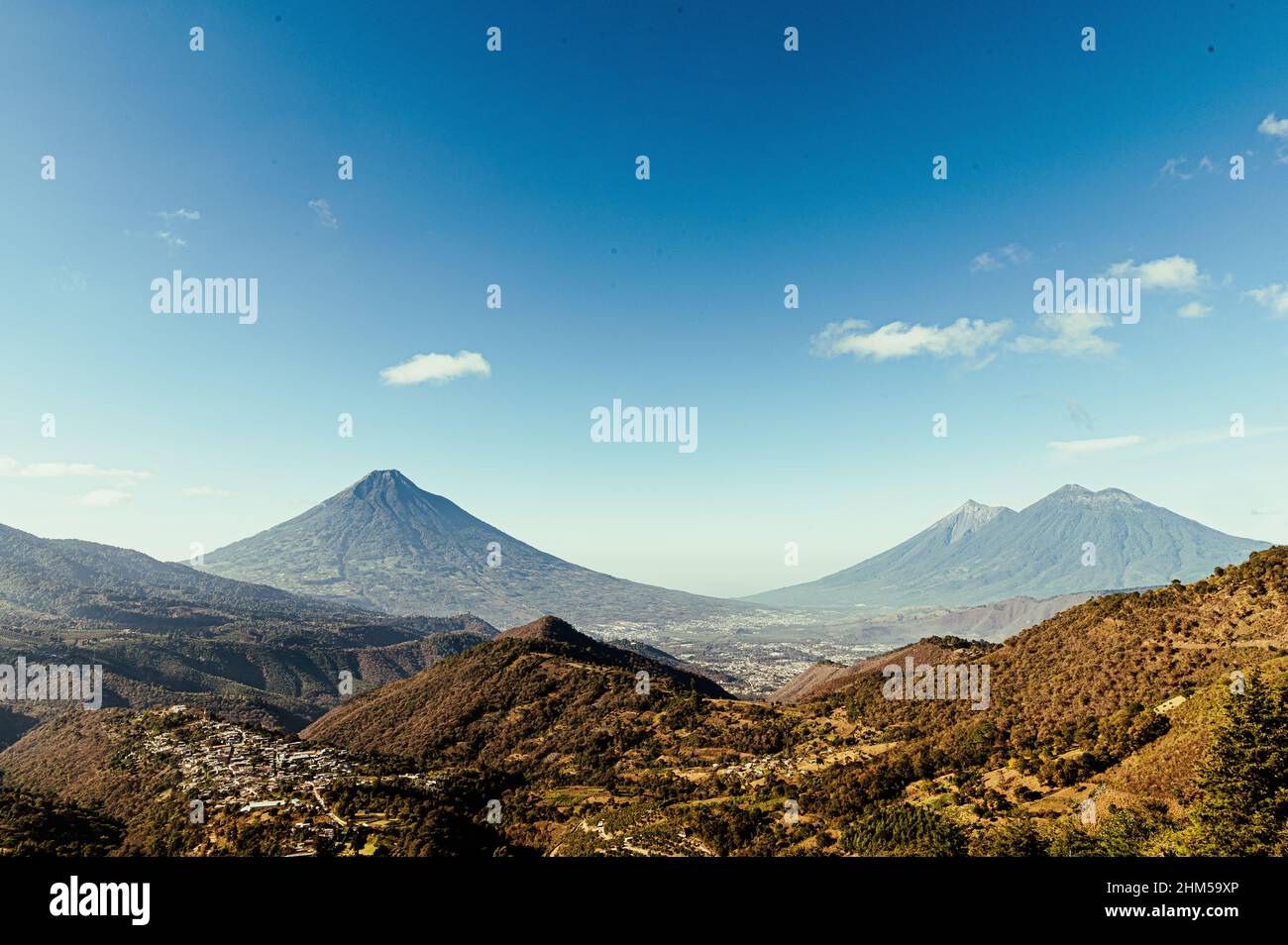 vista della valle con i vulcani sullo sfondo Foto Stock