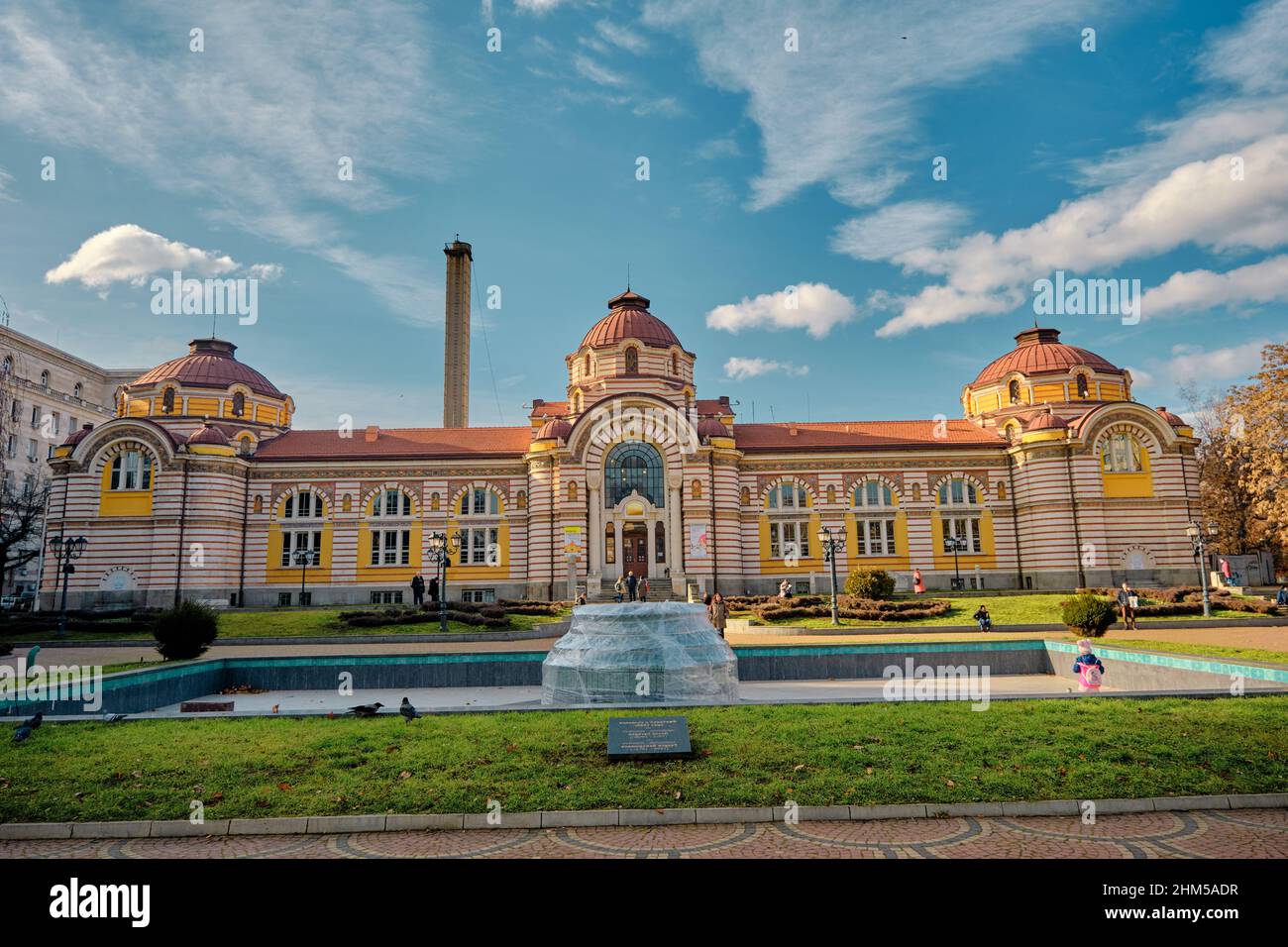Museo di Storia Regionale e bagni minerali centrali Sofia. Vista ad angolo basso e facciata nell'antico edificio e nel cielo di Sofia. 06.01.2021. Sofia. Bulgaria. Foto Stock