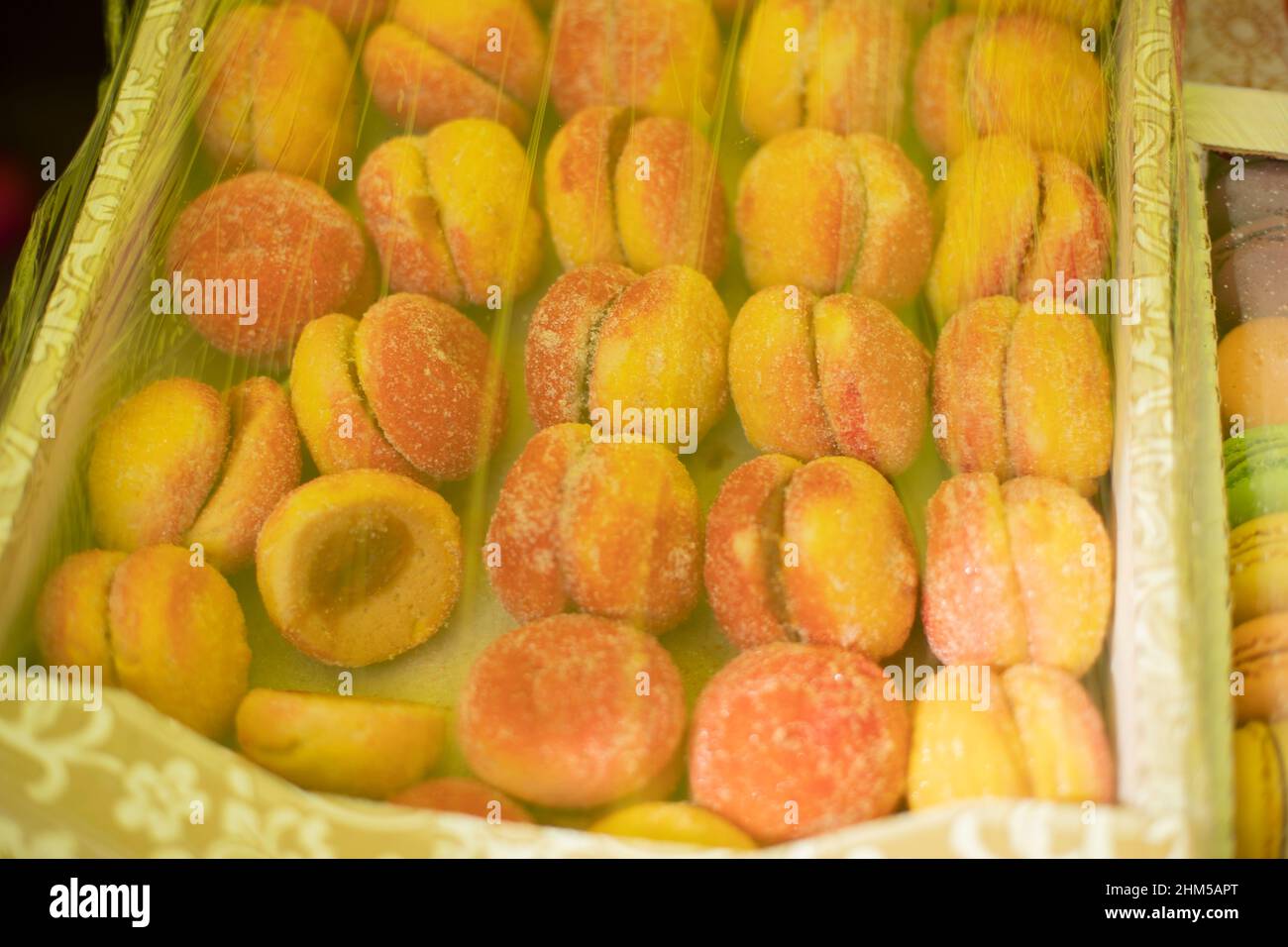 Dolci confezionati in pellicola. Vendita di cibo delizioso. Scatole di dolci allo zucchero. Foto Stock