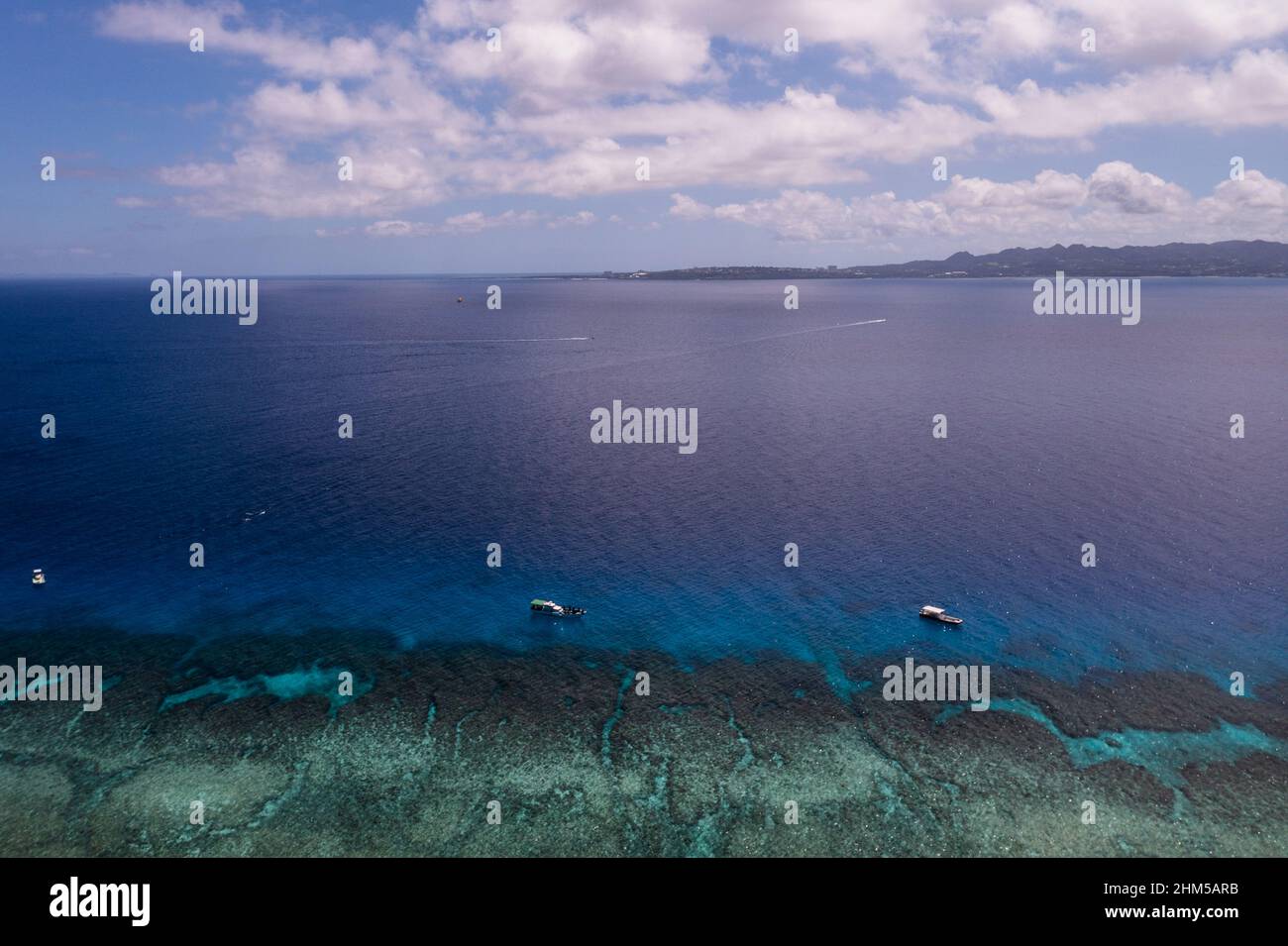 Barche per immersioni e barriere coralline al largo della costa dell'isola di Minna Foto Stock