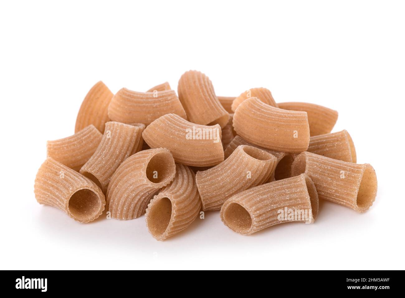 Meze maniche pasta isolata su sfondo bianco Foto Stock