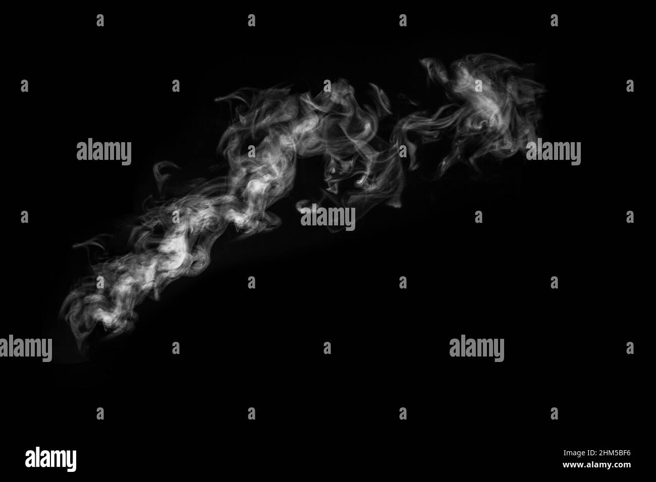 Diagonale mistico bianco curly vapore o fumo isolato su sfondo nero. Nebbia astratta o sfondo smog, elemento di design, layout per collage. Foto Stock