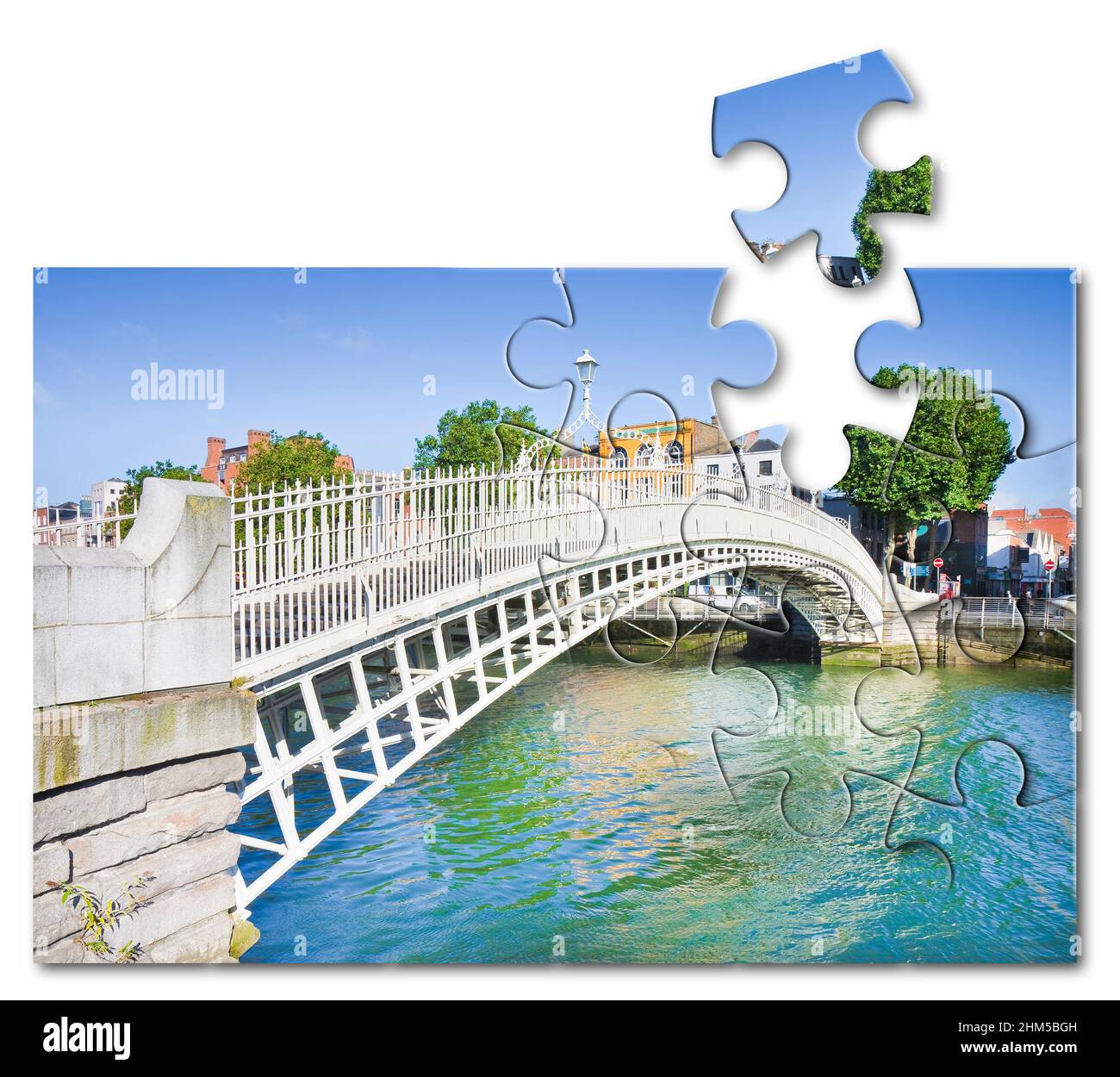 'Half penny bridge' il ponte più famoso di Dublino - Irlanda - immagine concettuale in forma puzzle con spazio copia Foto Stock