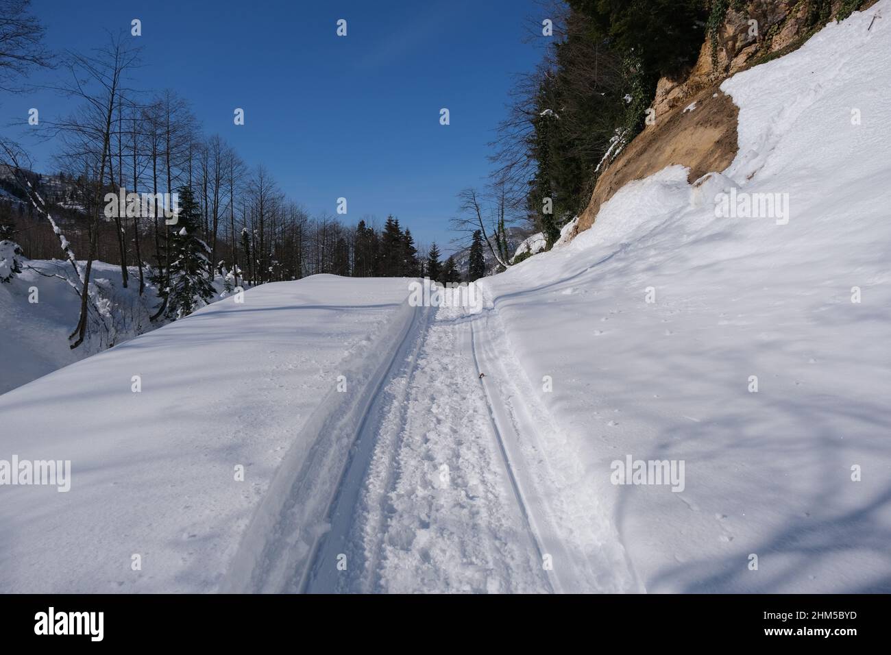Strada innevata. Piste stradali e veicoli sulla neve. Cima di montagna in inverno Borka Turchia. Foto Stock