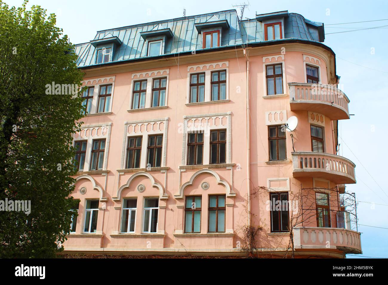 Vista dal basso del muro di un vecchio edificio con soffitte, Chernivtsi, Ucraina Foto Stock
