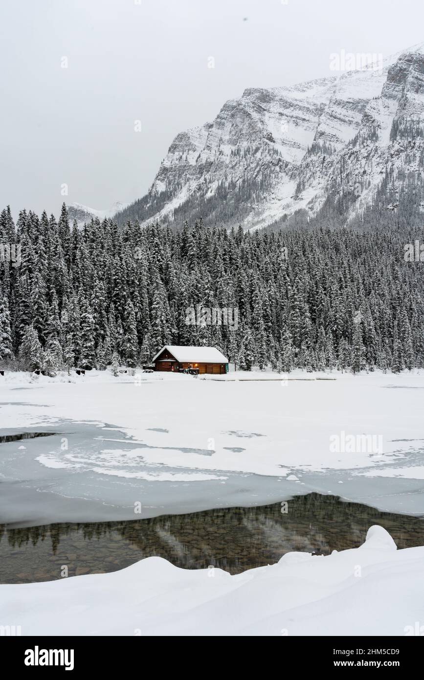 Il lago Louise Boathouse in inverno, Banff National Park, Alberta. Foto Stock