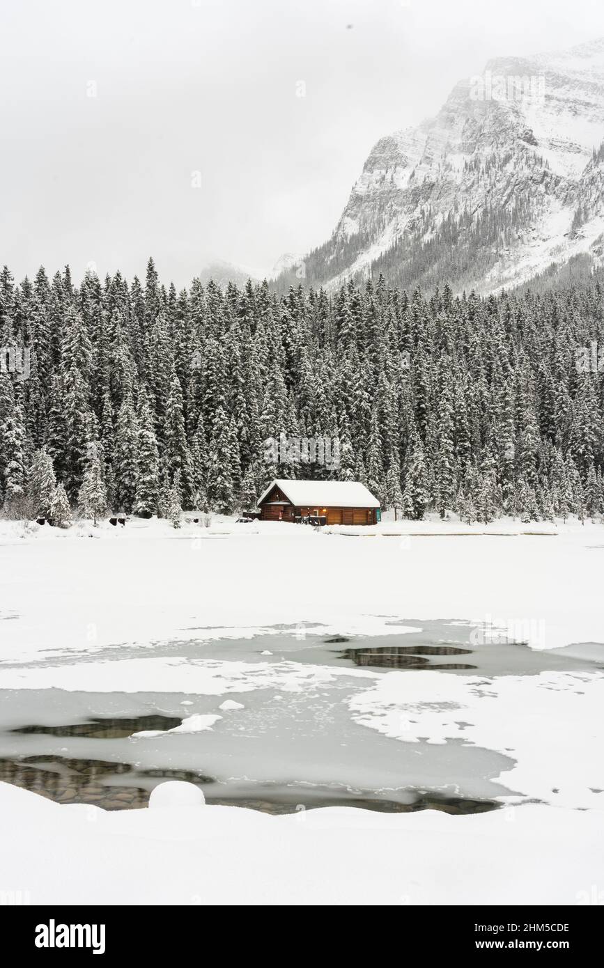 Il lago Louise Boathouse in inverno, Banff National Park, Alberta. Foto Stock