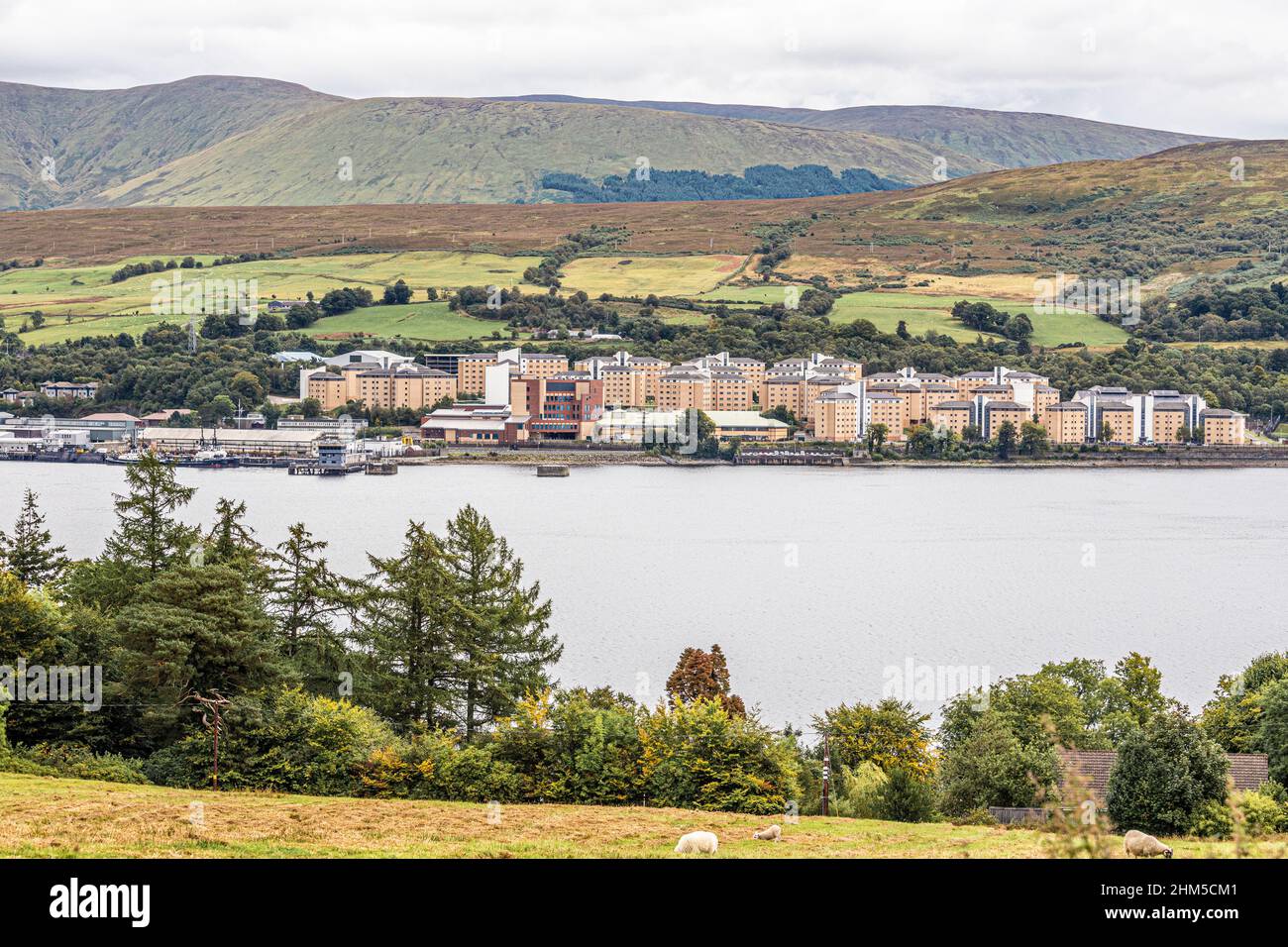 Gli edifici di alloggio per la base sottomarina nucleare HMNB Clyde accanto a Gare Loch a Faslane, Argyll & Bute, Scozia Regno Unito Foto Stock Gli edifici di alloggio per la base sottomarina nucleare HMNB Clyde accanto a Gare Loch a Faslane, Argyll & Bute, Scozia Regno Unito Foto Stock