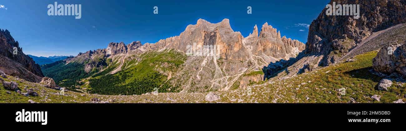 Vista panoramica del gruppo Rosengarten con cima Catinaccio (al centro), Torri di Vajolet (in lontananza). Foto Stock