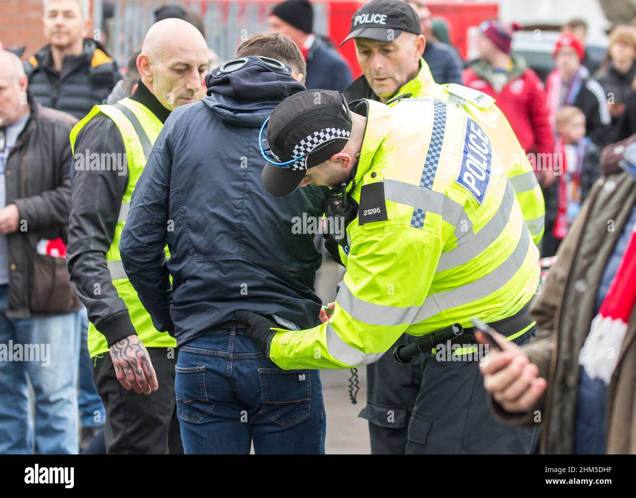 Ricerca corpo, controlli di sicurezza da parte di ufficiali di polizia di West Mercia su Kidderminster Harriers tifosi / tifosi prima grande partita vs West Ham, Regno Unito. Foto Stock