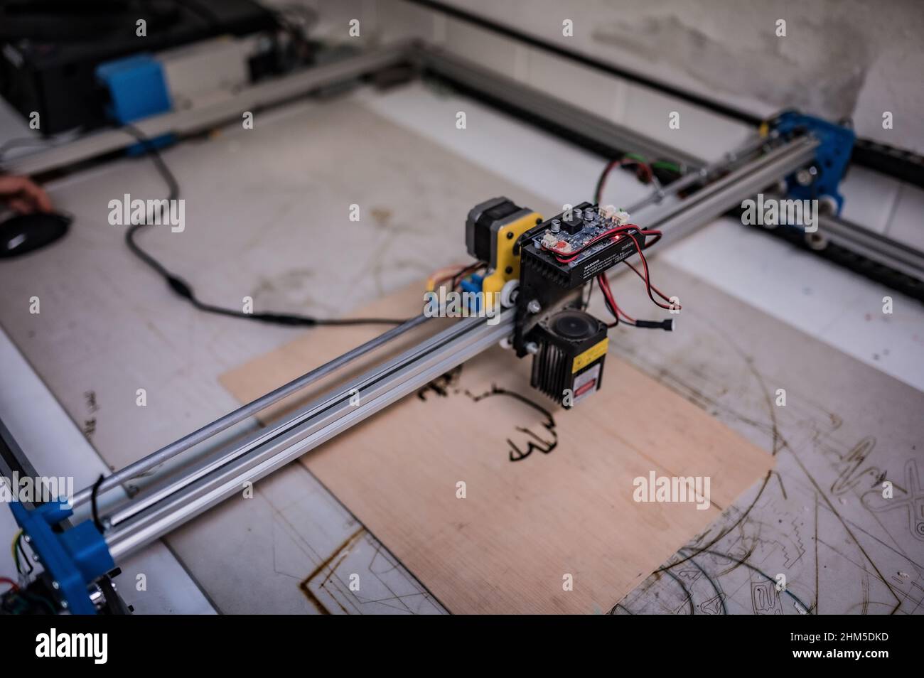 Stampante laser a legno a Zaragoza Makerspace, un'associazione senza scopo di lucro che mira a servire come piattaforma per l'apprendimento e lo sviluppo di progetti nel campo della tec Foto Stock