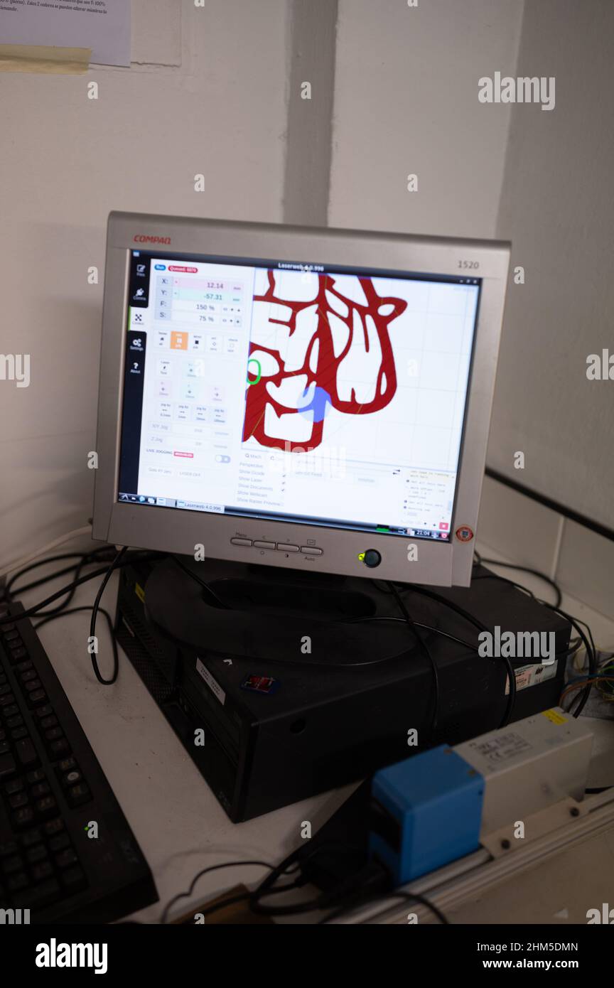 Stampante laser a legno a Zaragoza Makerspace, un'associazione senza scopo di lucro che mira a servire come piattaforma per l'apprendimento e lo sviluppo di progetti nel campo della tec Foto Stock